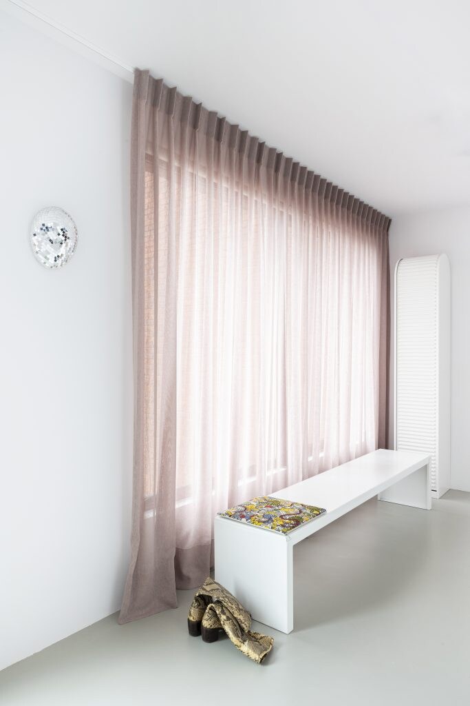 Aan de muur in de entree hangt een werk van Rotganzen. Kaatje Verschoren