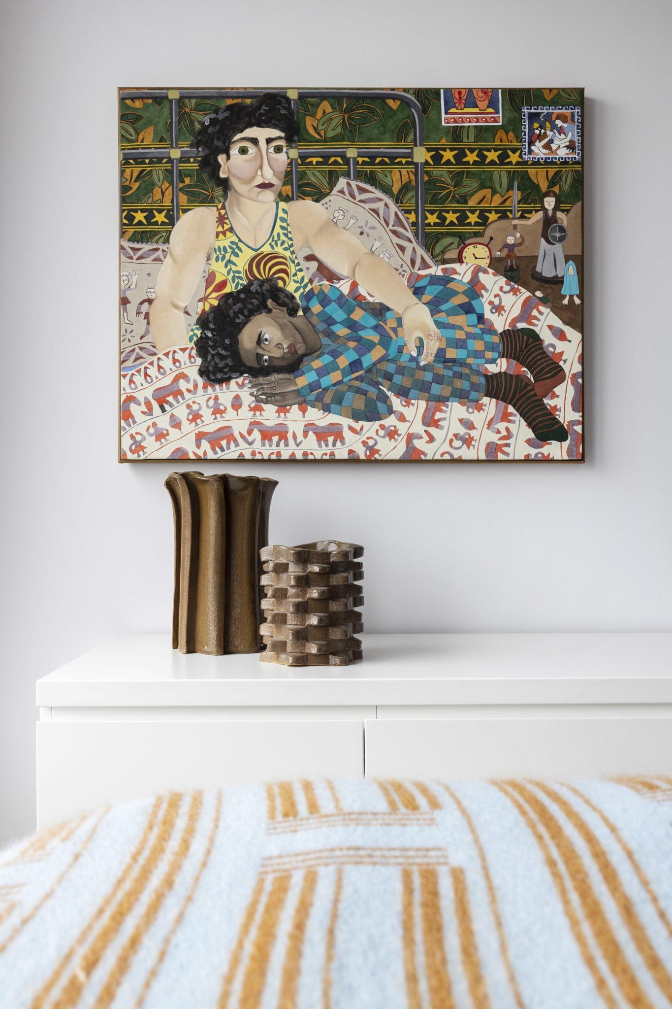Het schilderij in de werk/slaapkamer is gemaakt door Leonie Schneiders, Floris Wubben ontwierp de twee vazen. Kaatje Verschoren