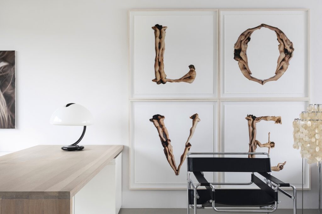 Anthon Beekes Body Type-alfabet vormen het woord ‘love’ in Piens werkkamer. Kaatje Verschoren