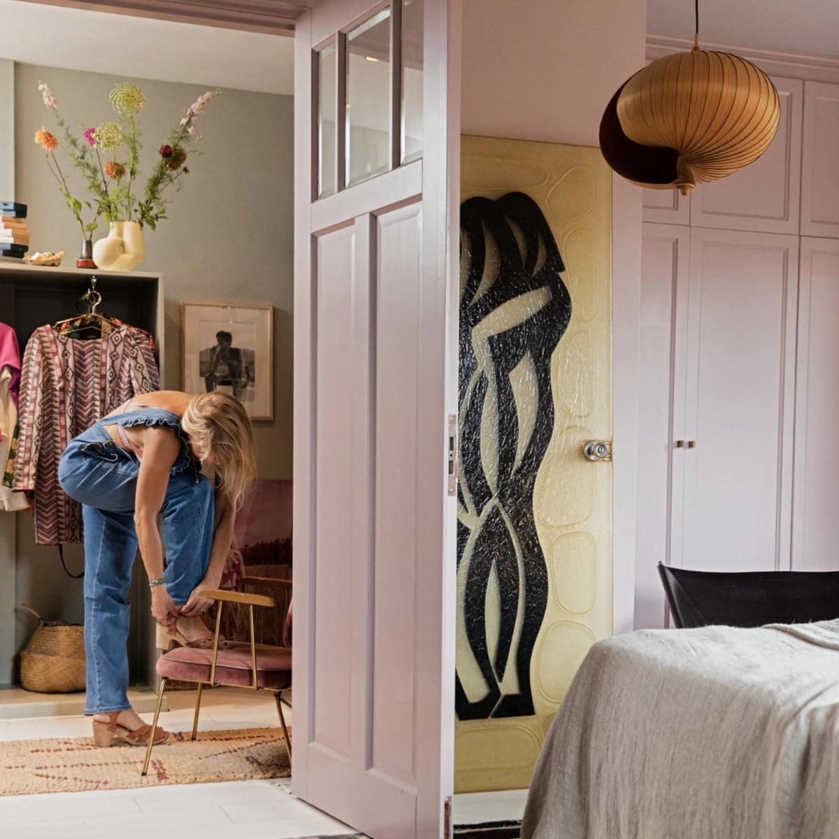 Kleed HKliving. Vaas Hay. Inloopkast op maat gemaakt. Overig onbekend. vtwonen 04-2022 | styling Ilona Jongepier | fotografie Dana van Leeuwen