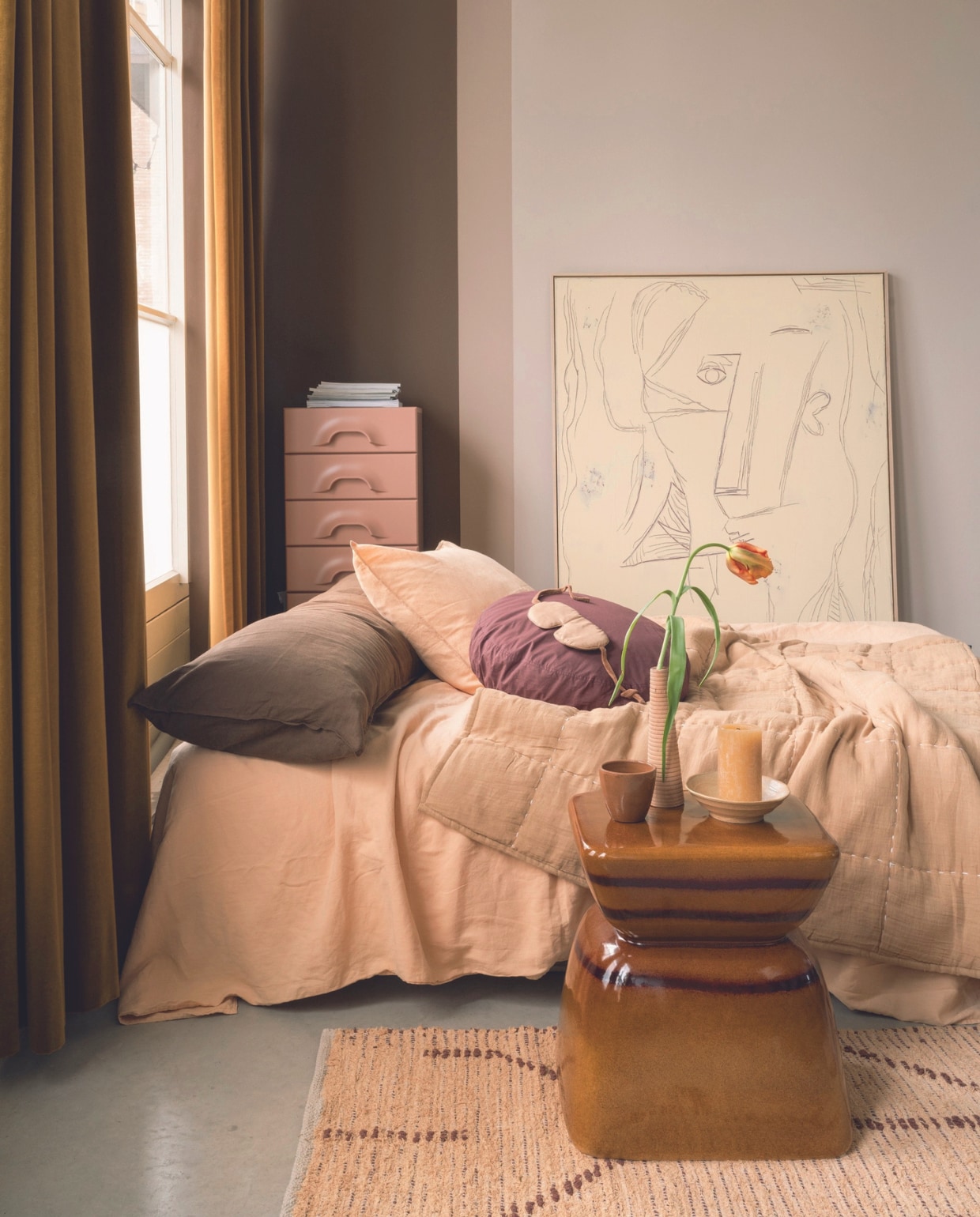Duurzame muurverf Epic Tiger, Arabic Desert en Cashmere van Lab Paint, 1 liter € 54,- (vestingh.nl). Mdf ladekast Chest met 7 lades van HKliving in Blush, 45x40,5x113 cm (bxdxh) € 1495,-, keramieken kom Kyoto van HKliving, 16,5 cm (Ø), set van 4 € 39,95, plaid Quilted van HKliving in Sand, katoen, linnen en polyester € 109,-, vloerkleed in Peach van HKliving, handgeweven van gerecycled katoen, 70x200 cm € 119,- (vtwonen.nl/shop). Polyester gordijnstof City Velvet Reloaded van Chivasso, 140 cm breed € 96,90 (jab.de). Biologisch linnen dekbedovertrekset in Pale Peach, 140x220 cm € 164,95, biologisch linnen kussensloop Bedmate in Dark Brown € 39,95, ronde biologisch katoenen kussenhoes BigDot € 39,95, met donzen kussenvulling € 49,95 (suite702.nl). Keramieken bijzettafel Terra van BePureHome in Curry, 33x45 cm (Øxh) € 139,-, mangohouten kandelaar € 4,98 (hetkabinet.nl). Schilderij Visage van HKliving, 123x163 cm € 650,- (loods5.nl). Kop € 25,-, slaapmasker € 35,- (nordal.com). Overig privébezit. vtwonen 05-2024 | styling Marianne Luning | fotografie Stan Koolen | assistentie Julia Beitler &amp; Rosa Neuteboom
