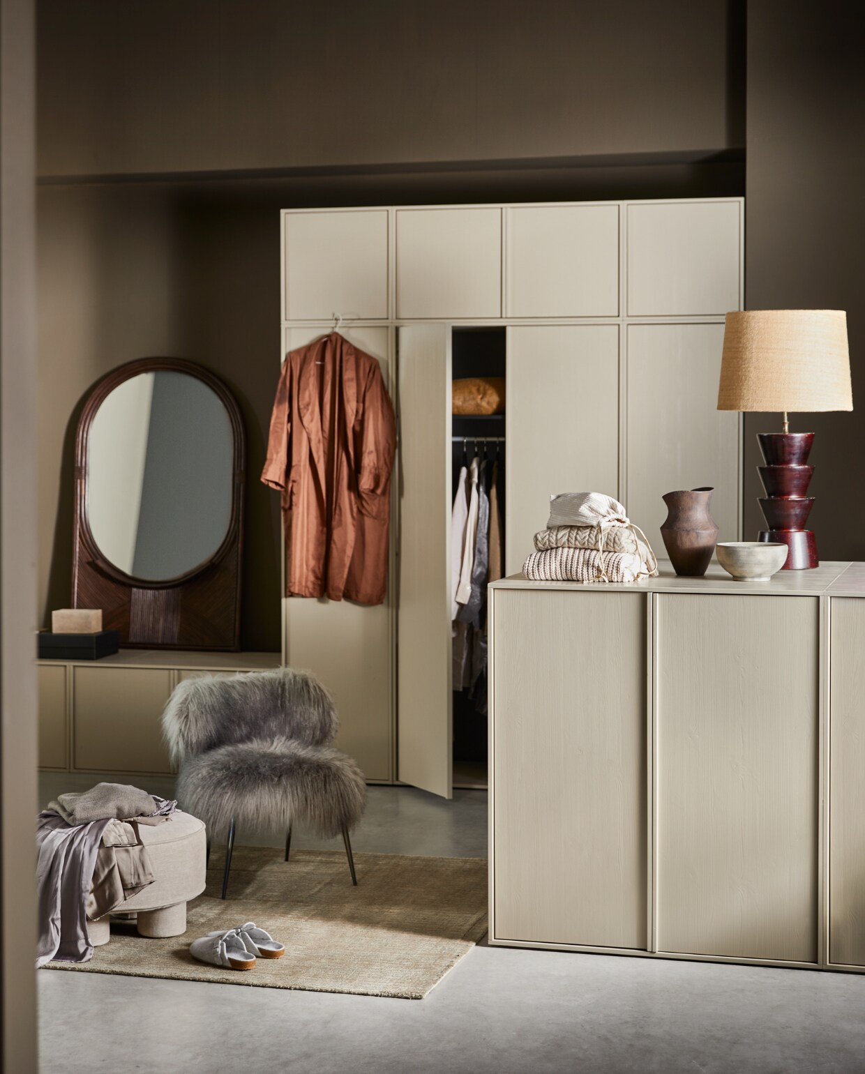 vtwonen collectie (Kast Daily tegen de wand zoals afgebeeld 350x58x250 cm (bxdxh) € 2482,-. Kast Daily losstaand zoals afgebeeld 150x58x110 cm (bxdxh) € 578,-). M.m.v. prinsheerlijkantiek.nl (lamp), woood.nl (vloerkleed Spring en poef Bodi), edha-interieur.nl (fauteuil), nordal.dk (spiegel, tas, dozen), zarahome.com (schaal, vaas), pure-original.com (muurverf Mud). Overig privébezit. vtwonen 01-2023 | productie Tanja Saarberg | styling Cleo Scheulderman | fotografie Jeroen van der Spek