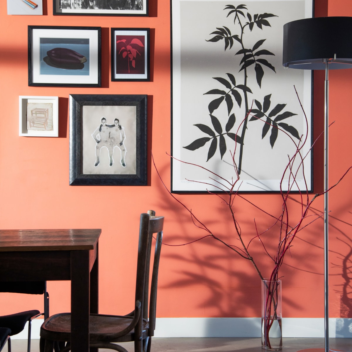 Tafel Jan van IJken, caféstoelen Burbri, stoel rechts 40/4 van David Rowland via Tim Tom, hanglamp Satellite van Vilhelm Wohlert via De Vreugde Design, kast vintagemarkt, schaal links vintage, schaal rechts Polspotten, metalen vaas Zara Home, glazen vaas Loods 5, vloerkleed Kilim. Kunst: op plank Piet Paris, midden Louise te Poele voor Claudia Sträter, rechts Hans Schabracq, tussen kast en deur boven Louisiana van Onna, onder Anthony Cudahy. Muurverf Shocking Coral, houtverf Quiet Blush, beide Lab Paint van Vestingh. vtwonen 03-2023 | styling Ilona Jongepier | fotografie Dana van Leeuwen