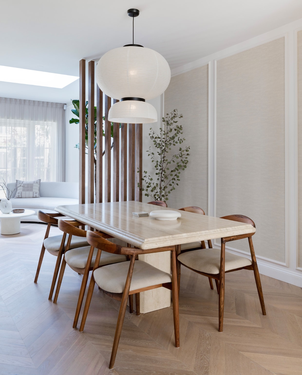 Wandlijsten Het Schippertje, behang in wandlijsten Le Lin 2 Shinok van Casamance. Vintage travertin eettafel Marktplaats, stoelen Benjamin van l’Authentique. Hanglamp Formakami via Lampen Master, room divider maatwerk via de Vakwerkers. Vloervaas met gedroogde eucalyptus Goossens, accessoires op planken H&M Home, Skins en de Bijenkorf. vtwonen binnenkijken special 131-2024 | fotografie Corine Hoge Bavel-Jansen
