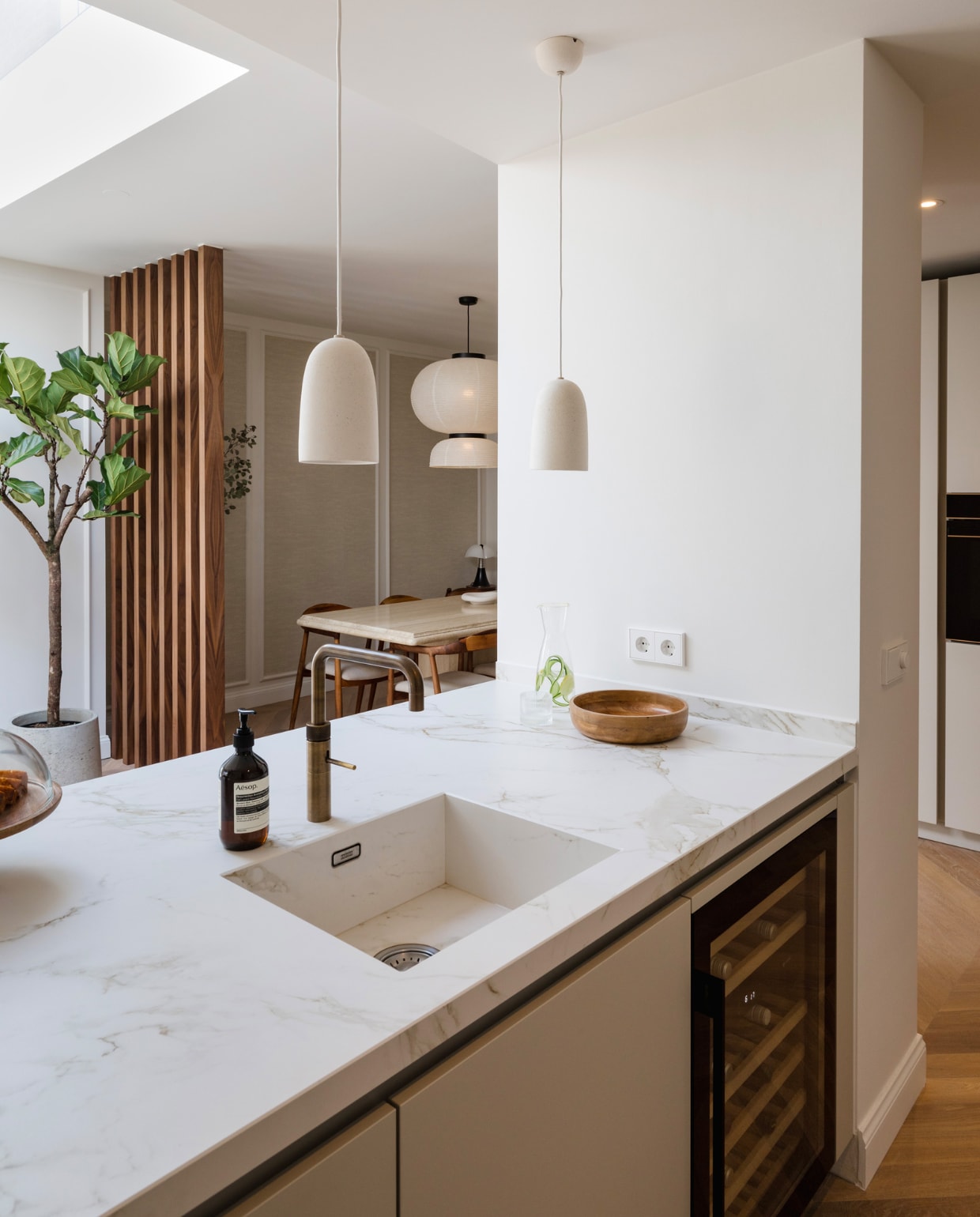 Keuken Verkade Keukendesign, dekton blad in kleur Entzo van Cosentino, hanglampen bar Ferm Living, accessoires H&M Home, kokendwaterkraan Quooker. 2 Accessoires H&M Home. 3 Inductieplaat Bora, oven/combi-oven Smeg, wijnklimaatkast Airo Design. vtwonen binnenkijken special 131-2024 | fotografie Corine Hoge Bavel-Jansen