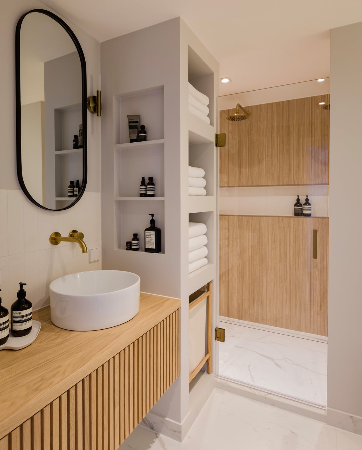 Wastafelmeubel maatwerk door de Vakwerkers, kranen Brauer, sanitair sanitairwinkel.nl, spiegels Jysk. Handdoeken Ralph Lauren, verzorgingsproducten Aesop via Skins, wasmand Zara Home, vloer- en wandtegels Tegelhuis Montfoort. vtwonen binnenkijken special 131-2024 | fotografie Corine Hoge Bavel-Jansen