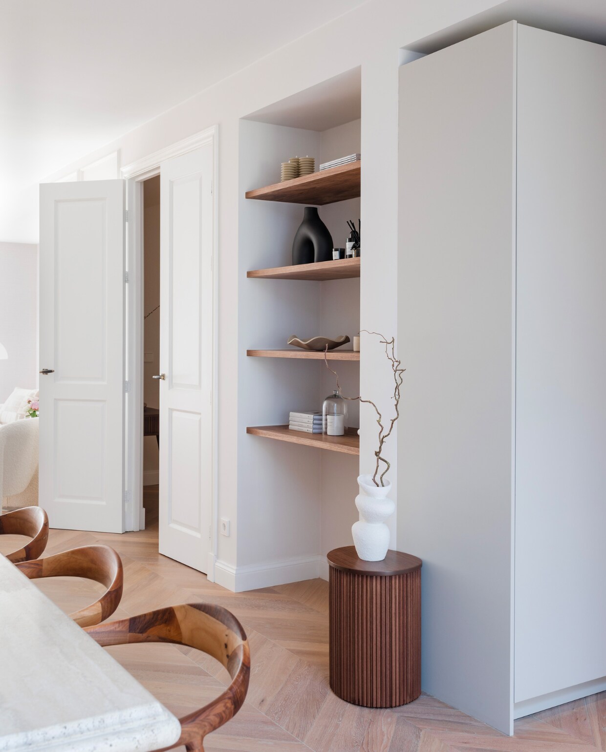 Inbouwplanken maatwerk via de Vakwerkers. Houten bijzettafel, vaas en takken H&M Home. vtwonen binnenkijken special 131-2024 | fotografie Corine Hoge Bavel-Jansen