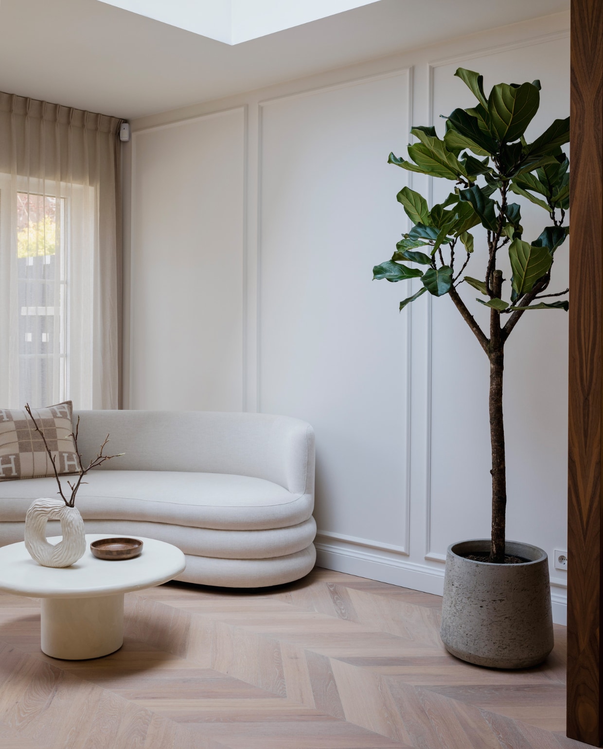 In de tweede living: bank Westwing, salontafel One of a kind she, kussen Hermès, gordijnen Veneta. Accessoires H&M Home, plant Ficus Lyrata op stam via de kweker. Eikenhouten vloer gelegd in Hongaarse punt via BVO Vloeren. vtwonen binnenkijken special 131-2024 | fotografie Corine Hoge Bavel-Jansen