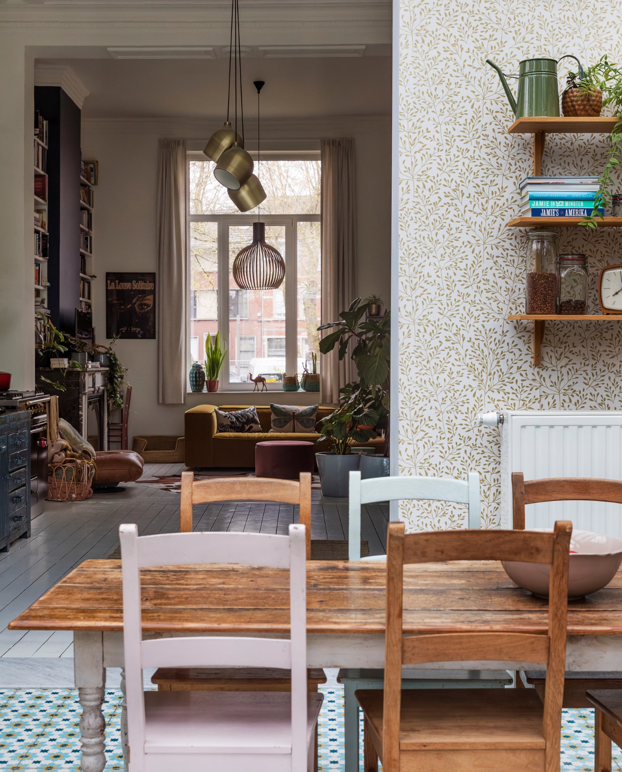 Behang Thiry Paints, tegels Impermo, verf vloerRal 9010. Tafel en schaal brocante. Stoelen vlooienmarkt Marollen, planken Ferm Living. Hanglamp Octo en wandrek Secto. Gieter Sissy-Boy, pot met plant Lidl, weckpotten Ikea, hanglampentrio Bolia. Bank Dunbar van Fést, scheepsfauteuil Woontheater. Overig onbekend. vtwonen 10-2023 | styling Ilona Jongepier | fotografie Dana van Leeuwen