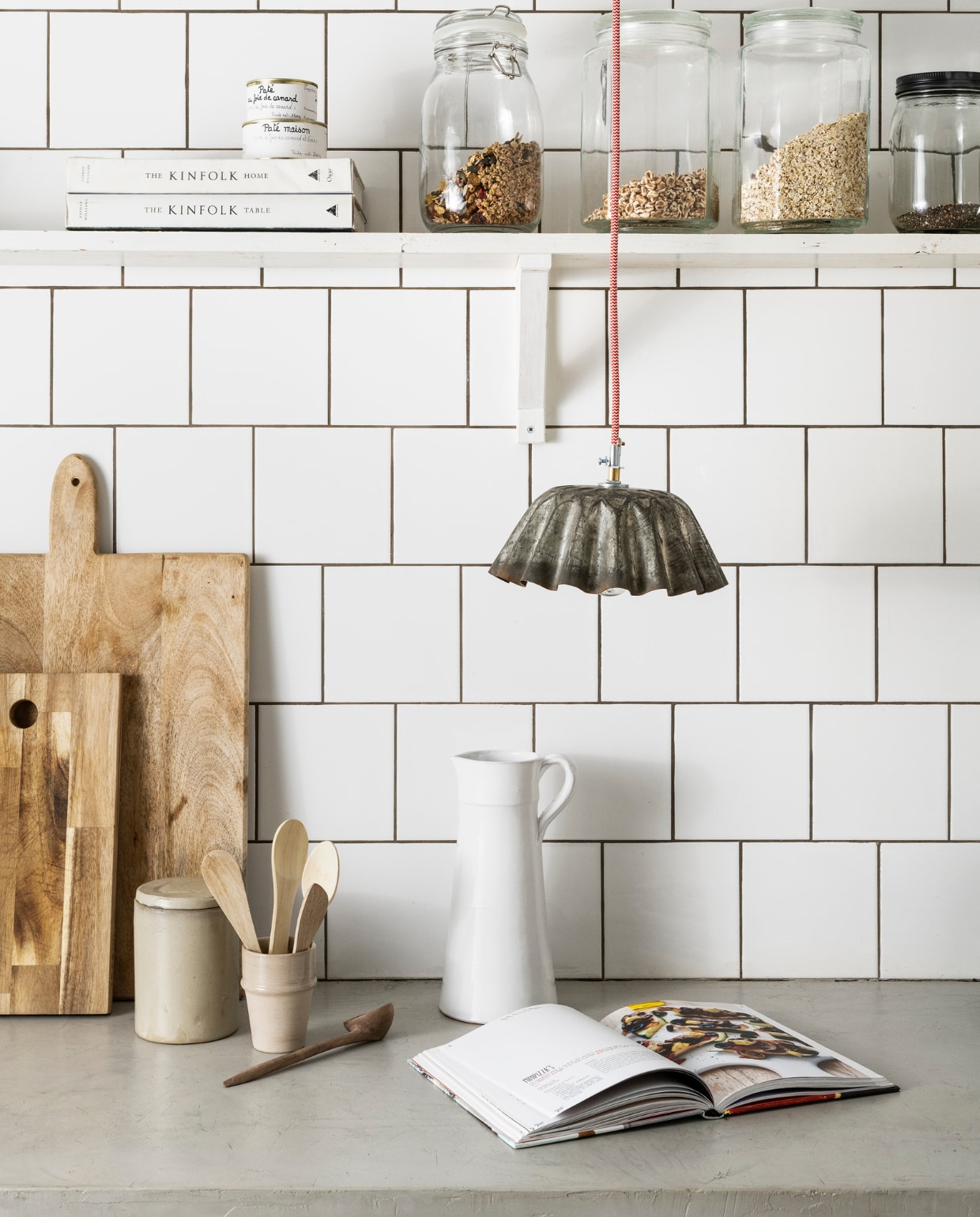 Strijkijzersnoer per 3 m € 5,95 (hornbach.nl). Aardewerken kan € 45,- (householdhardware.nl). Een hanglamp van oude puddingvorm de kringloper Naarden. Overig privébezit. vtwonen 05-2023 | styling Fietje Bruijn | fotografie Stan Koolen