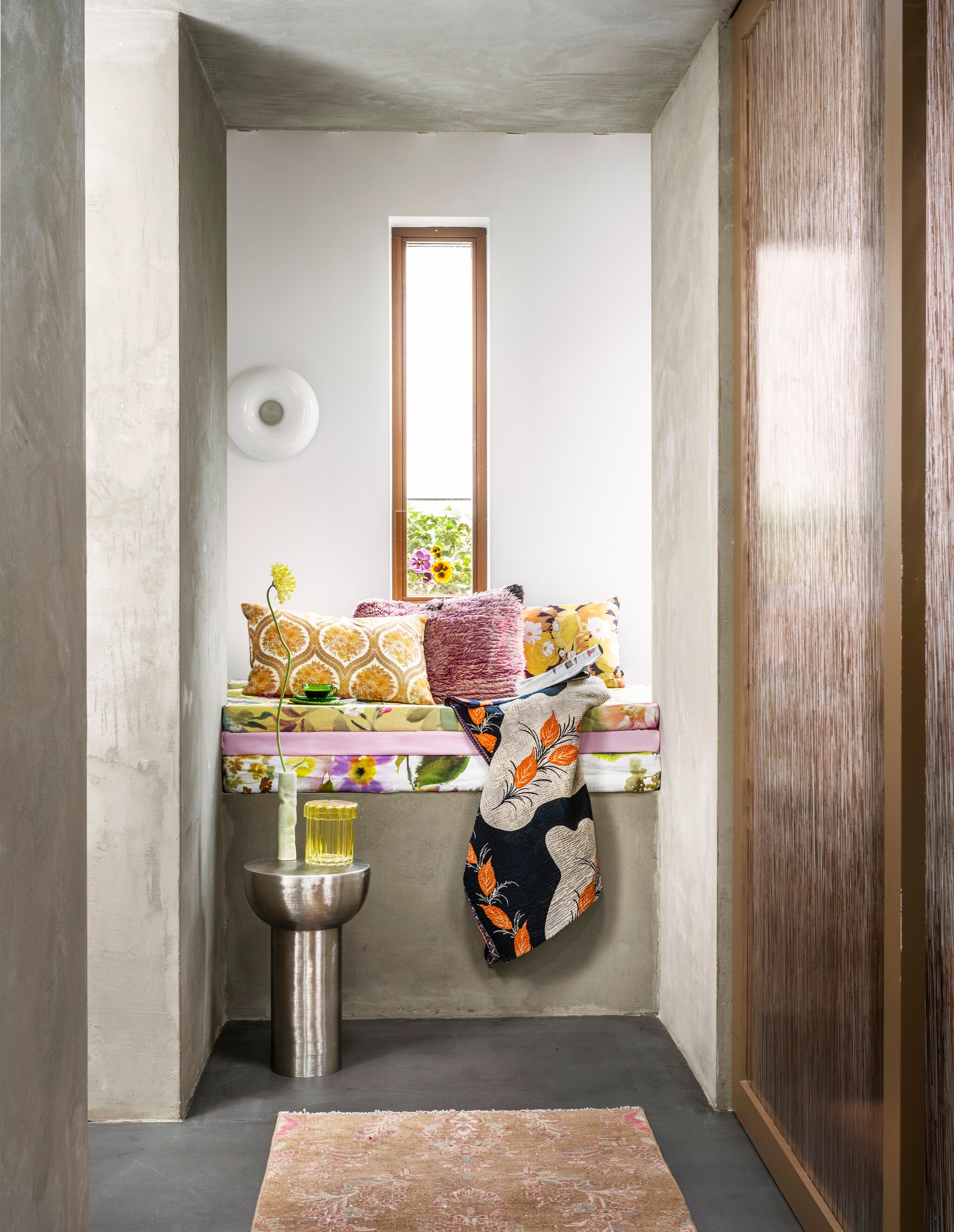 Matras onder: linnen stof Palace Flower Grande Saffron van Designers Guild, 130 cm breed, per meter € 160,-. Matras boven: linnen stof Proserpine Ochre van Designers Guild € 191,- (wva.nl). Wollen loper Vintage, 282x81 cm € 590,- (rozenkelim.nl). Glazen pot Astral Yellow € 45,- (klevering.com). Metalen bijzettafel Zilver van vtwonen € 119,-, polyester kussen Heyday van HKliving € 27,99, polyester kussen Loft van HKliving € 27,99 (vtwonen.nl/shop). Glazen kop en schotel € 2,50 (hetgoed.nl). Overig privébezit. vtwonen 06-2024 | styling Kelly van Gendt | fotografie Stan Koolen
