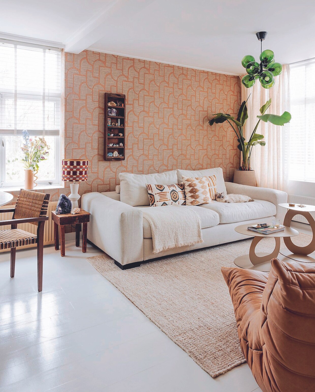 De Luna bank is 1.20 diep en het behang is van Arte Totem (ginger). vtwonen 05-2024 | styling Eva van de Ven | fotografie Ernie Enkelaar