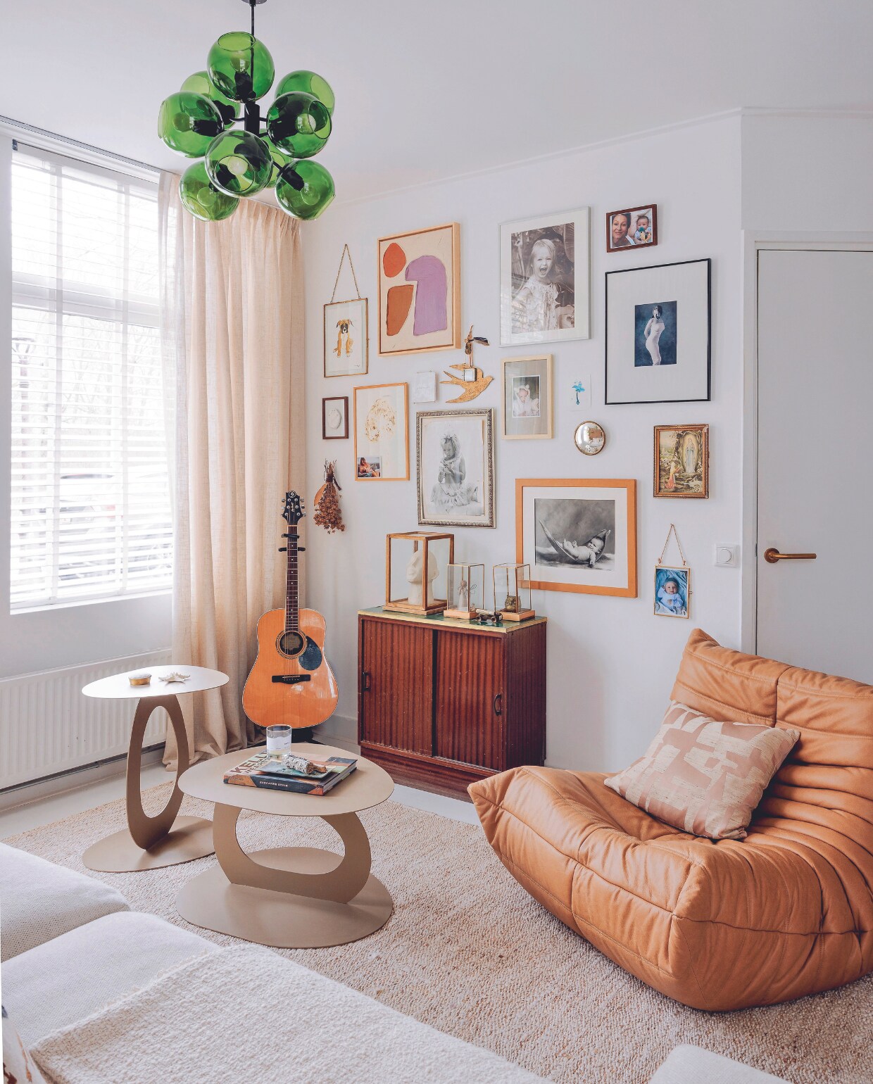 1 Kunststoffen vaas Lemons van Light &amp; Living, 23,5x33 cm (Øxh) € 62,- (bol.com). 2 Print Mithai, 35x50 cm € 89,- (enkelartstudio.com). 3 Katoenen kussen Cotama Havane, 50x70 cm € 19,99 (laredoute.nl). 4 Hanglamp Tage van Care of Bankeryd, glas en staal, 45x37 cm (Øxh) € 335,- (nordicnest.nl). 5 Fauteuil Togo van Ligne Roset in Alcantara Cadmium, 87x102x70 cm (bxdxh) € 2576,- (misterdesign.nl). vtwonen 05-2024 | styling Eva van de Ven | fotografie Ernie Enkelaar