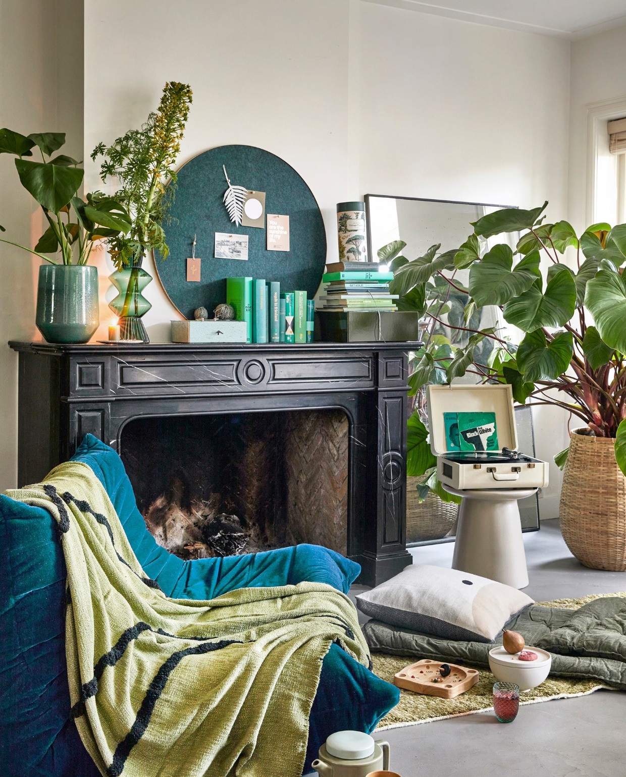 Tweedehands zitelement (whoppah.com). Pistachegroene plaid van HKliving, 170x130 cm € 59,99, groene glazen vaas Davine van Bloomingville € 67,99, aardewerken bijzettafel Earthenware van HKliving, 43x40 cm € 196,99 (vtwonen.nl). Donkergroen katoenen matraskussen, 190x70 cm € 69,95, kaarten op prikbord vanaf € 0,85, bord onder kaars € 6,50, groene kaars € 3,95 (pluumwinkel.nl). Crèmekleurig alpacawollen kussen van Form &amp; Refine, 52x52 cm € 109,50, witte keramieken kom met deksel Setomono van Kristina Dam € 89,-, rond groen-messing prikbord Retell van Gejst Design, 80 cm (Ø) € 150,- (byjensen.nl). Groen glas Harlequin van Anna von Lipa € 15,75, vintage puzzel Cavallini Papers &amp; Co, 1000 stukjes € 29,95 (eduard-leiden.nl). Olijfgroen-paars wollen handgeknoopt vloerkleed HKliving, 80x300 cm € 561,96, platenspeler Portfolio van Crosley, 41,5x44x20,5 cm € 130,50, olijfgroene kartonnen opbergdoos van Hay, 35x29,5x12,5 cm € 18,-, houten prikbordpinnen van Oyoy, per 25 € 4,25 (wonenmetlef.nl). Theepot Kinta XL € 40,95, okerkleurige theemok Kinta L € 13,95 (vanmanenaantafel.nl). Philodendron vanaf € 22,50, glazen plantenpot van Dutz € 109,95, bamboe mand met plant € 200,-, bloemen prijs op aanvraag (stadstuindebloemenpoort.nl). Roulettespel van Egmont Toys € 24,95 (ilovespeelgoed.nl). Geldkist, spiegel, boeken en bolletjes katoen privébezit. vtwonen 02-2023 | styling Femke Pastijn | fotografie Peggy Janssen