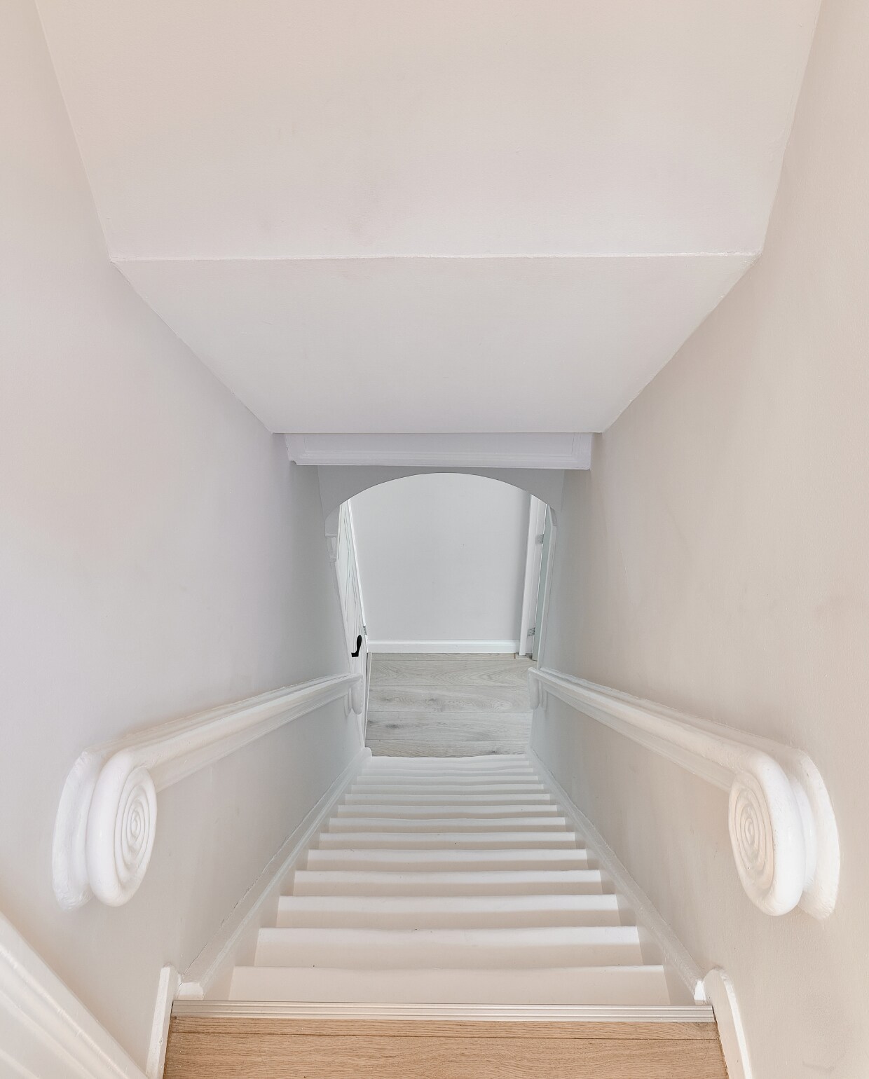 De deurkozijnen en trapleuning zijn helemaal in oude glorie hersteld. vtwonen 05-2022 | productie Cocofeatures | fotografie Roos Oosterbroek