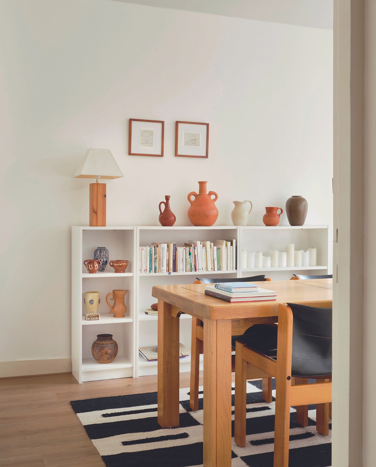 Eettafel vintage, tuigleren stoelen Ibisco, vloerkleed Fést, boekenkast Ikea. Aardewerk uit Spanje, Italië en kringloopwinkels. Kunstwerken gekregen van familie en vrienden. Overig onbekend. vtwonen 05-2024 | fotografie Mr. Frank