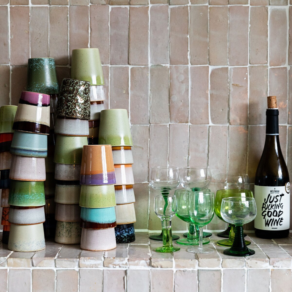 Tegels Bejmat Gris rose Marokkaanse tegels via Design Tegels. Kopjes 70?s ceramics en glaswerk mix van vintage wijnglazen HKliving. Fles Just Fucking Good wine via Neleman. vtwonen 04-2022 | styling Ilona Jongepier | fotografie Dana van Leeuwen | visagie Djolien de Kreij