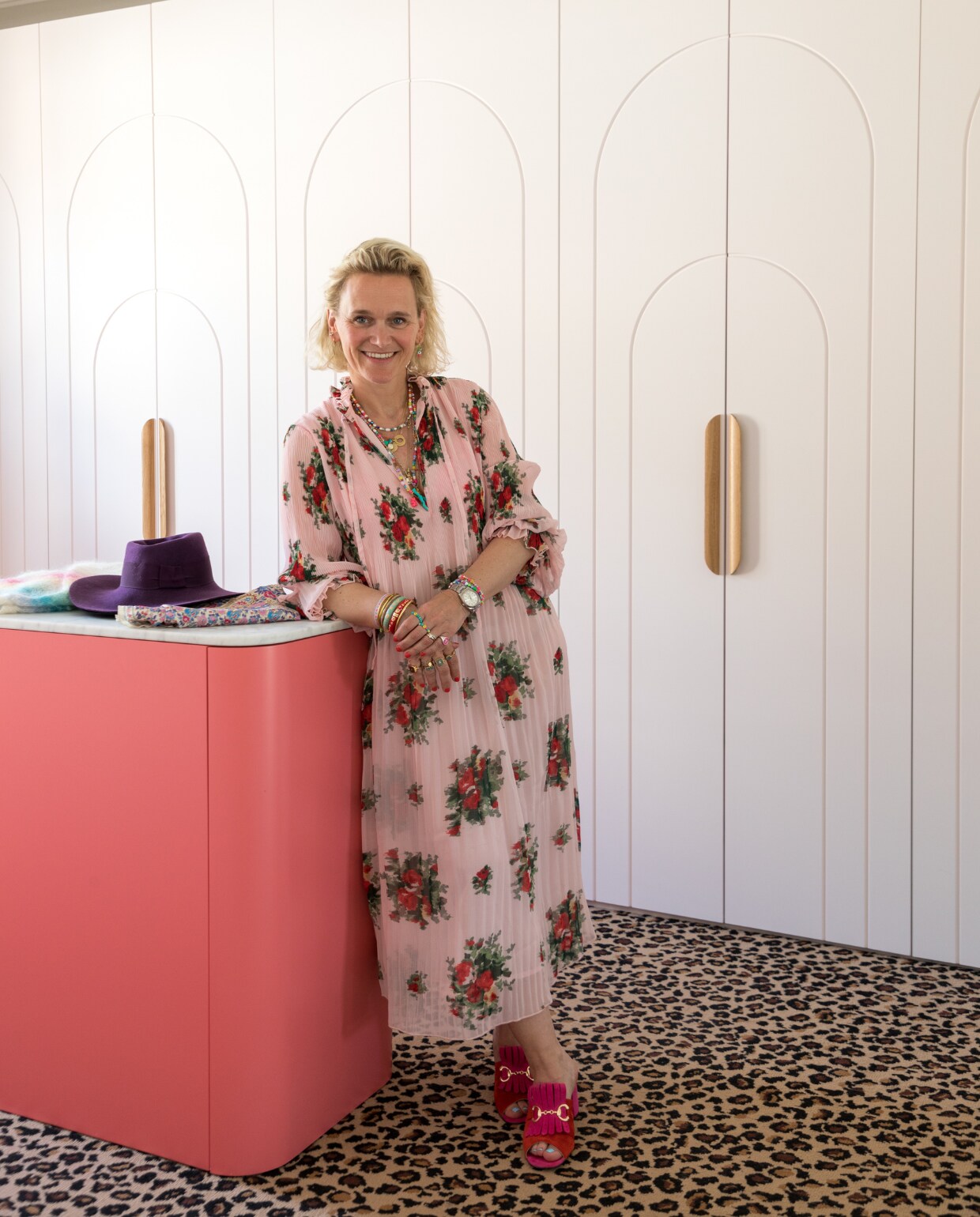 Bewoner Marie in de keuken van het herenhuis in Versailles. vtwonen binnenkijken special 131-2024 | productie Marie Maud Levron Creations | fotografie Cécile Perrinet Lhermitte