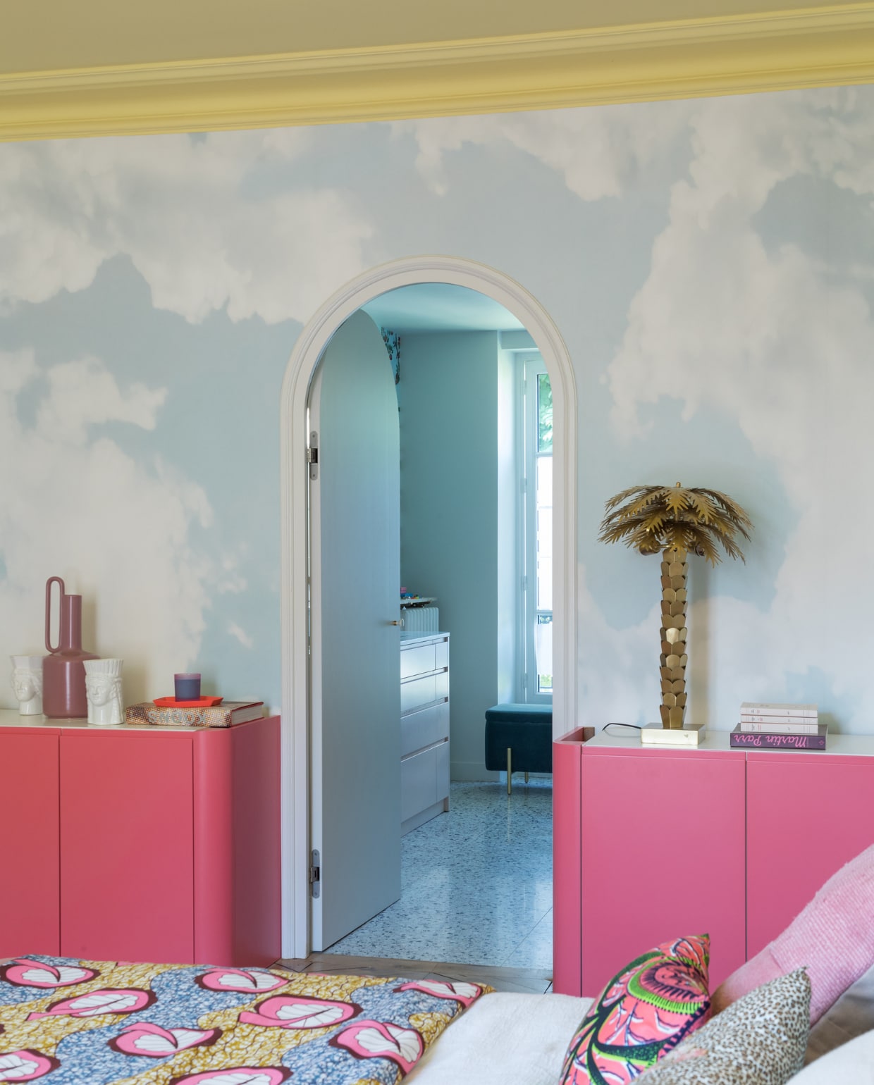Wolkenbehang Les papiers de ninon, kasten maatwerk, vergelijkbare verfkleur kasten High Note van Histor, palmlamp HKliving, vaas India Mahdavi, Afrikaanse stof markt. vtwonen binnenkijken special 131-2024 | productie Marie Maud Levron Creations | fotografie Cécile Perrinet Lhermitte