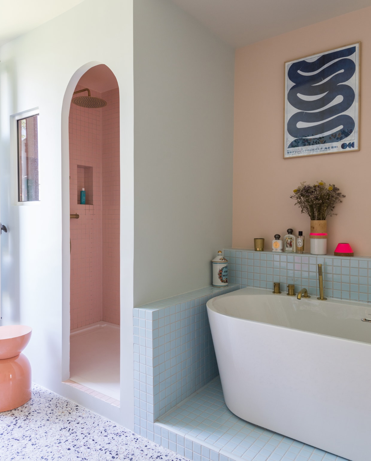 Tegels Vogue Ceramica. Poster Drool-art. Verfkleuren Calamine en Pink Ground van Farrow &amp; Ball. Terrazzovloer Artiflex. Overig onbekend. vtwonen binnenkijken special 131-2024 | productie Marie Maud Levron Creations | fotografie Cécile Perrinet Lhermitte