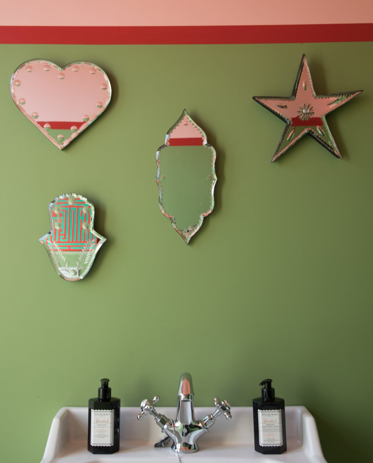 Spiegels uit Marokko. Verfkleuren Olive (groen), Calamine (roze) en Blazer (rood) van Farrow &amp; Ball. vtwonen binnenkijken special 131-2024 | productie Marie Maud Levron Creations | fotografie Cécile Perrinet Lhermitte