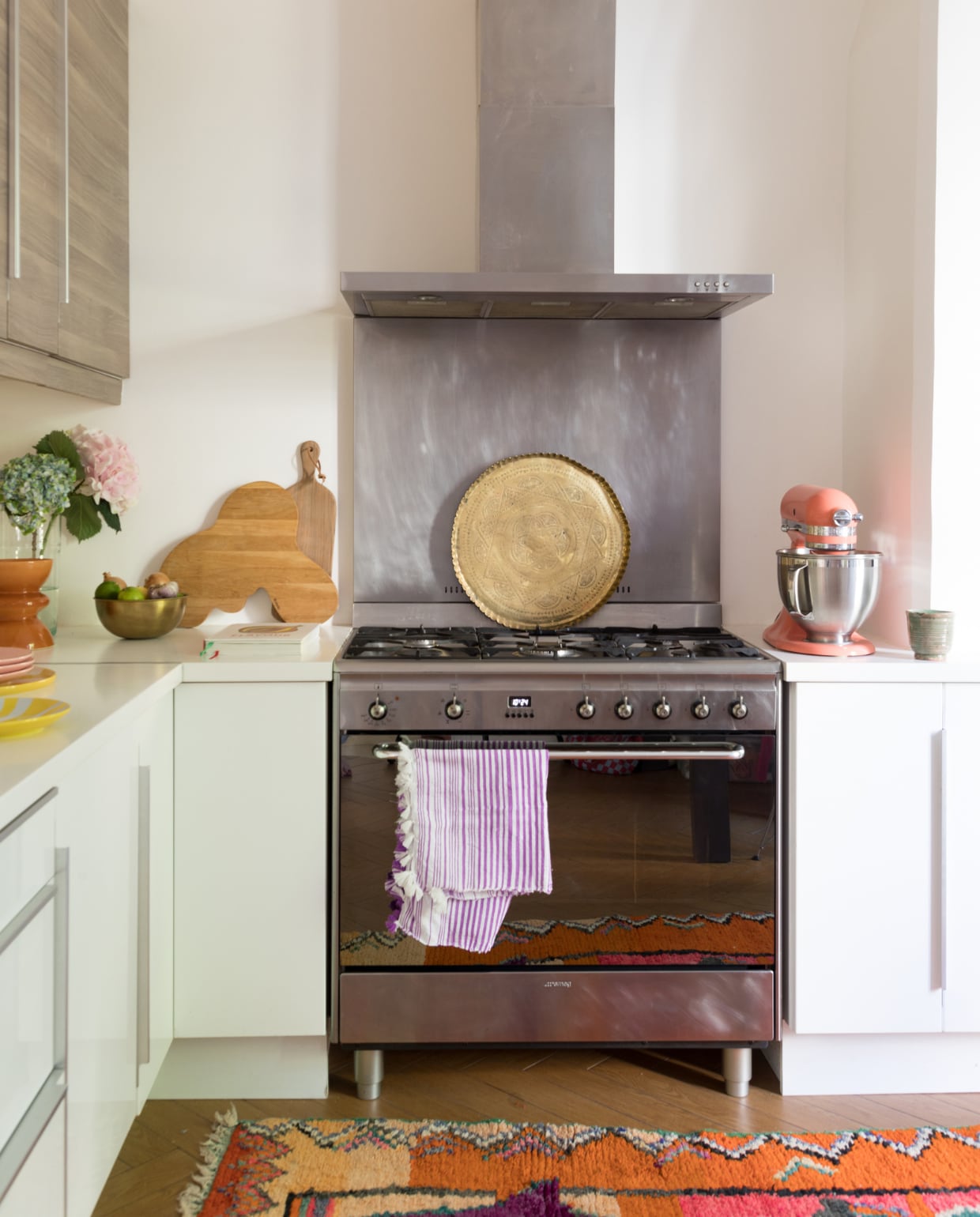 Fornuis Smeg, kleed Asamaya, snijplank Iittala, keukenmachine Kitchen Aid, overig souvenirs. vtwonen binnenkijken special 131-2024 | productie Marie Maud Levron Creations | fotografie Cécile Perrinet Lhermitte
