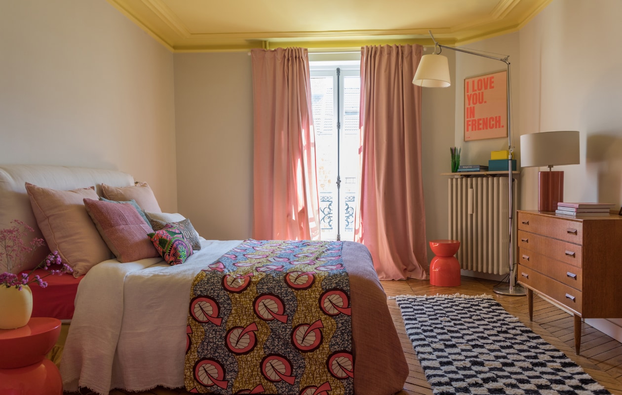Ladekast erfstuk, gordijnen Ikea, verf plafond Dayroom Yellow van Farrow &amp; Ball, kleed Asamaya, Afrikaanse stof van de markt, krukken Polspotten. Overig onbekend. vtwonen binnenkijken special 131-2024 | productie Marie Maud Levron Creations | fotografie Cécile Perrinet Lhermitte