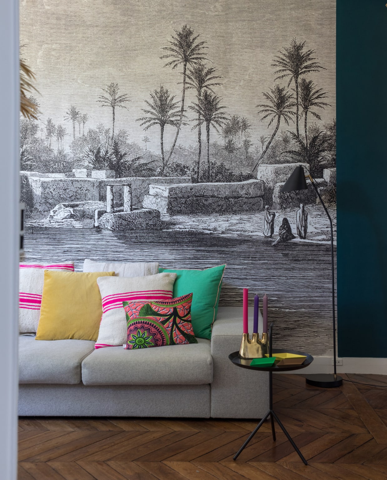 Behang Les papiers de ninon, bank Cinna, kussens Asamaya. Tafel en schaaltjes Hay, kaarsenhouder Ionna Vautrin, vloerlamp Straluma. Vloer originele planken in Hongaarse punt, muurverf Hague Blue van Farrow &amp; Ball. vtwonen binnenkijken special 131-2024 | productie Marie Maud Levron Creations | fotografie Cécile Perrinet Lhermitte
