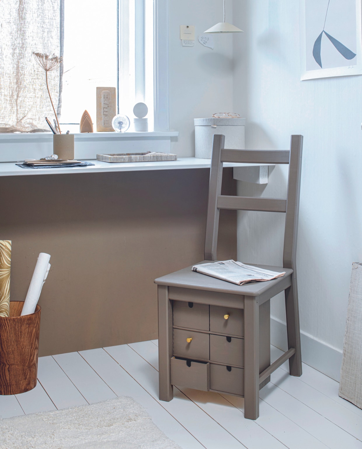 Resin bal Dandelion Paperweight van Hafod Grange € 52,-, pennenbak Utensil Holder van Hasami Porcelain in Natural, porselein en klei € 29,-, poster Move No. 5 van Hein Studio € 46,- (thefinestore.com). Kartonnen opbergbak met deksel Rågodling, set van 2 € 9,99 (ikea.nl). Marmeren schaal Valdemar € 15,-, houten prullenbak Albin, zelf donker gebeitst € 19,99 (jysk.nl). Kaars Mini Arch € 9,95 (atelierhop.com). Papierrol marmerprint € 3,50 (zaanschfaamwebshop.nl). Polypropyleen vloerkleed Aris, 100x160 cm € 48,- (rugvista.nl). Overig privébezit. vtwonen 05-2024 | styling Myla Griese | fotografie Louis Lemaire