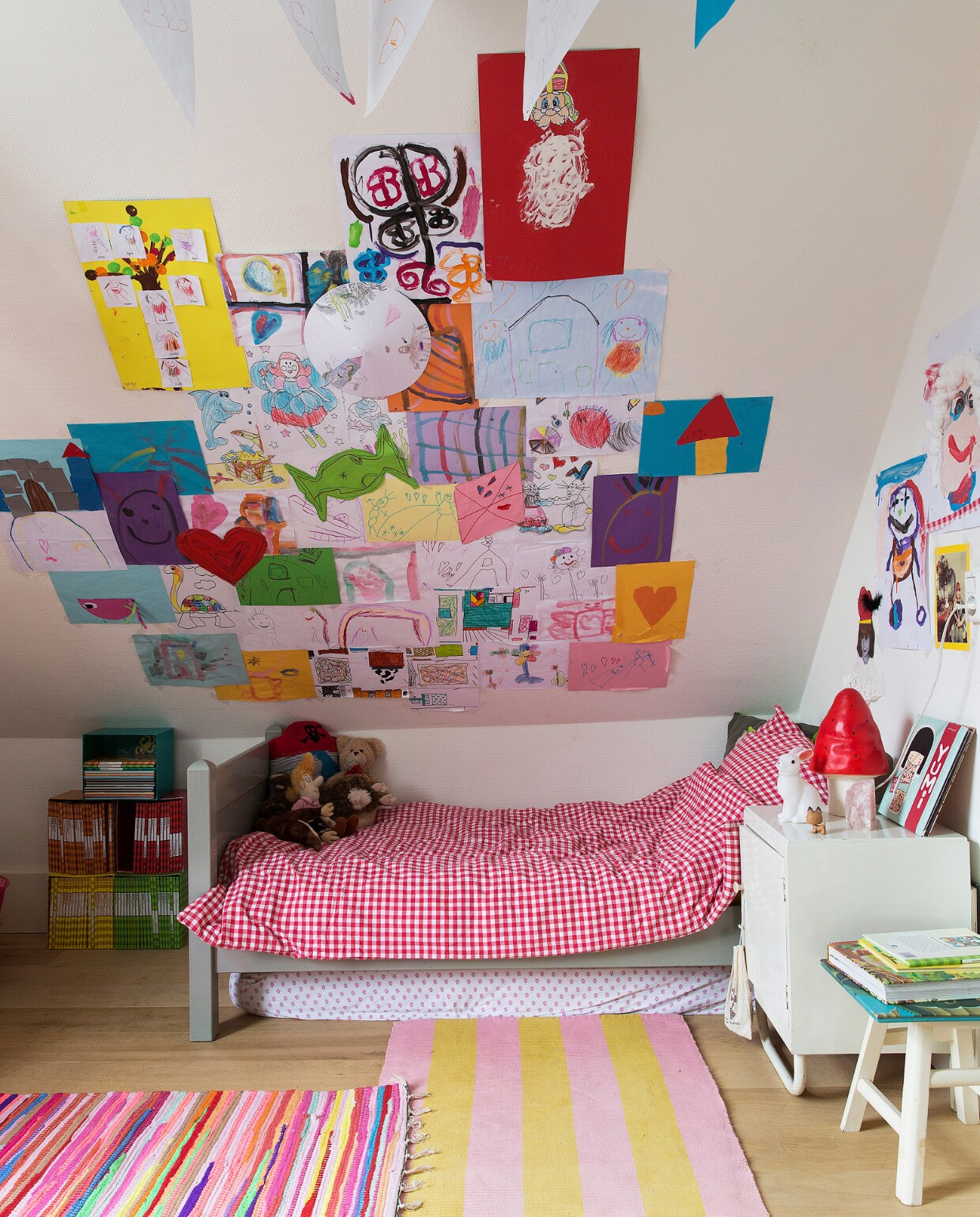 De trap die naar de meidenverdieping leidt. 4 Ook Zusjes kamer is bont en kleurrijk, met aan de muur haar eigen kunstwerken. Het bed is een krijgertje. Dekbed van Cottonbaby, vloerkleden van Ferm Living en Ikea. vtwonen binnenkijken special 121-2017 | styling Emmy van Dantzig | fotografie Jansje Klazinga