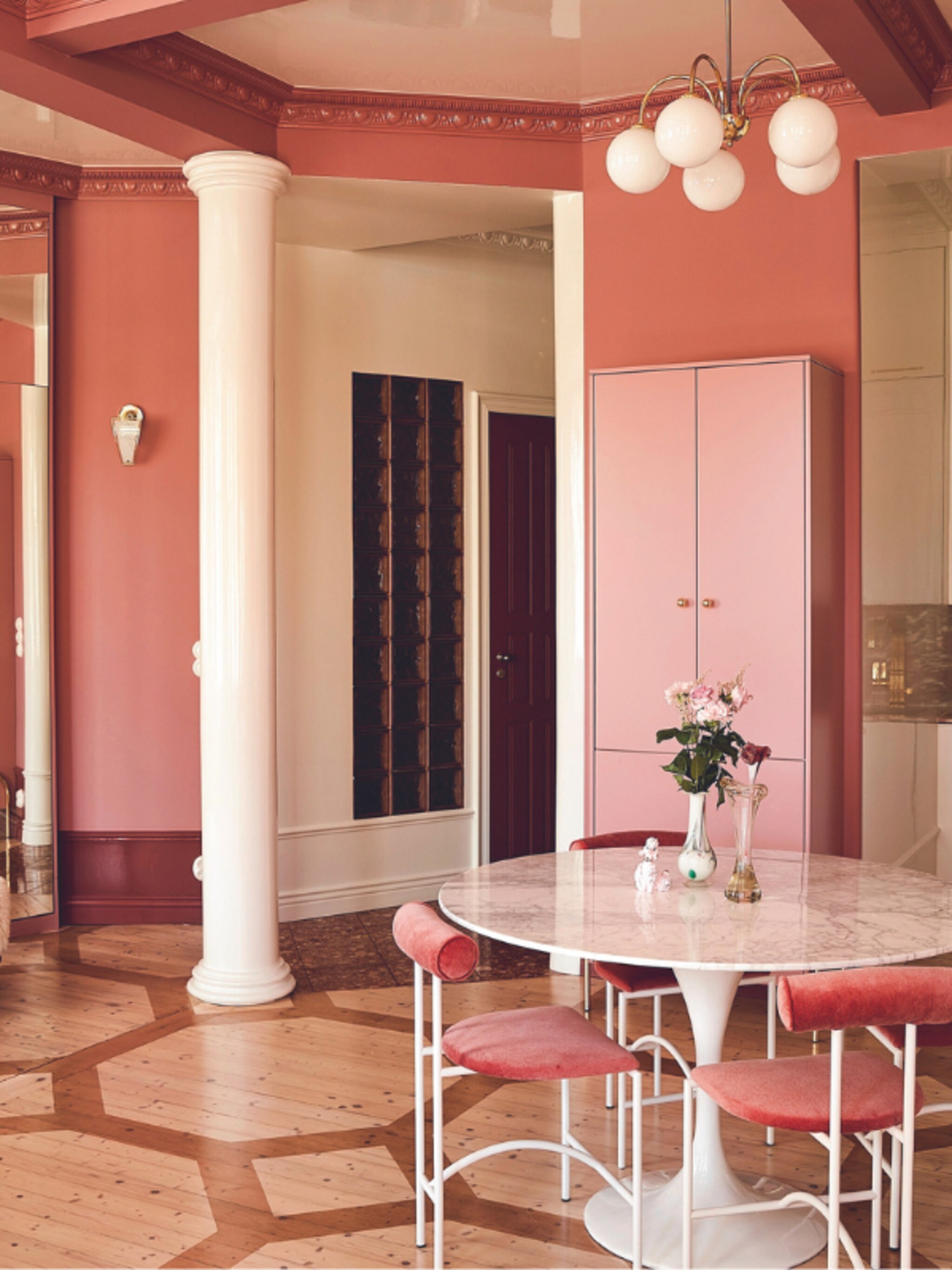 letterlijk en figuurlijk door een roze bril kijk binnen in een fins appartement vol diy s
