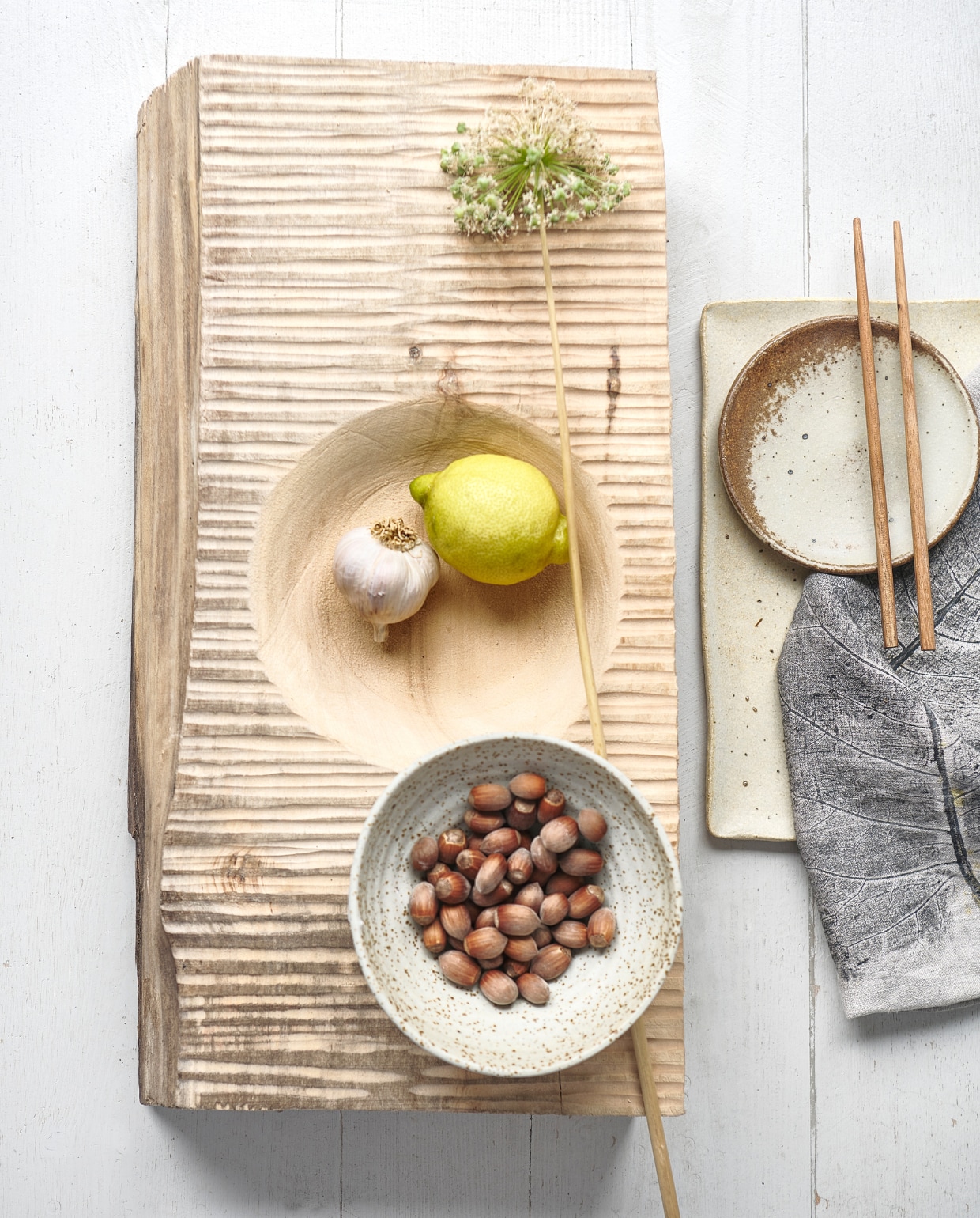 Keramieken sushiset vanaf € 98,-, keramieken kom € 28,- (marjokedeheer.com). Het servet is op dezelfde manier gemaakt als de kussens met bladprint, zie andere diy. vtwonen special DIY 8 | styling Marianne Luning | fotografie Sjoerd Eickmans | realisatie Cobo&amp;Co