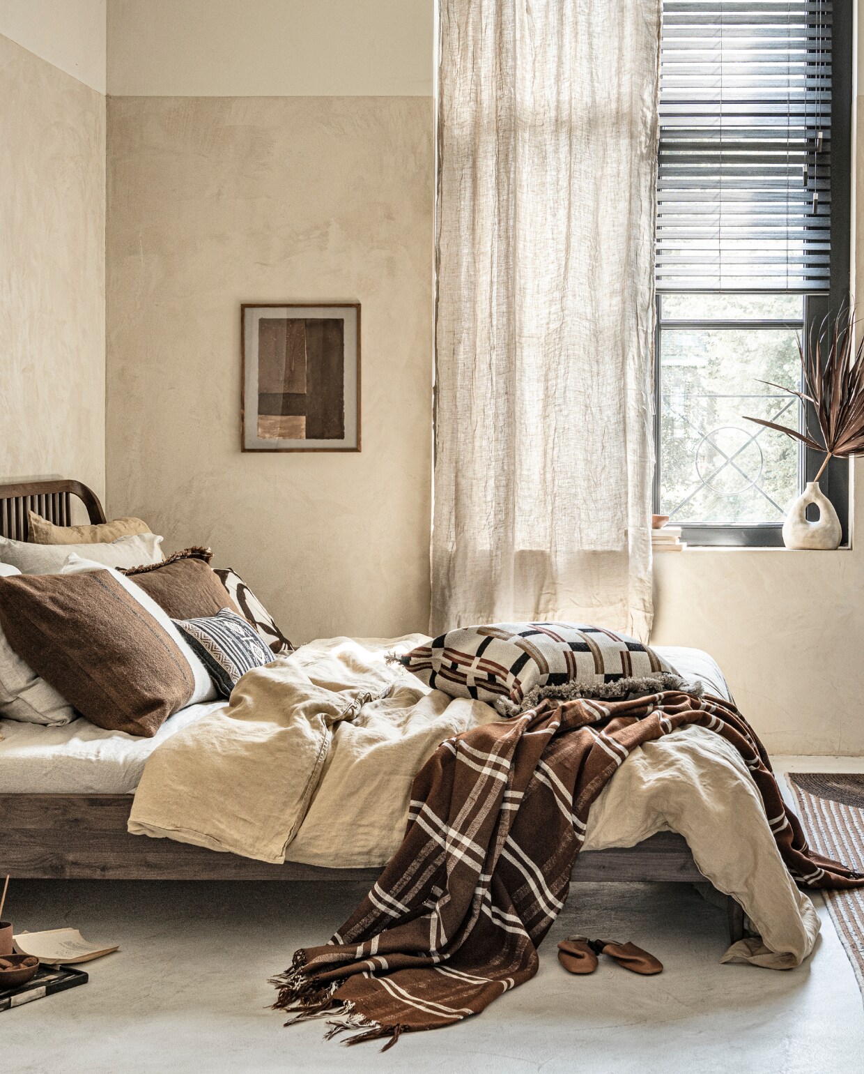 Tafellamp € 385,-, dienblad € 169,- (allestedlund.com). Terracotta theepot € 130,-, terracotta mok € 19,-, bruine schaaltjes, per stuk € 13,90, notitieblok met leren kaft € 9,-, kussen met bruine en ecru vlakken € 96,- (letoile.store). Walnoothouten bed, 160x200 cm vanaf € 1559,- (vanbinnen.com). Linnen laken, kussenslopen en dekbedovertrek in beige en zandkleur, vanaf € 69,99, bruin linnen kussen € 22,99, leren slippers € 35,99 (zarahome.com). Klein kussen met etnische print, gemaakt van stof Larsen L280-03, per meter € 232,-, groot kussen met vlakken en zwarte accenten, gemaakt van stof Metaphores 71406/002, per meter € 223,-, vloerkleed Havane van Elitis, 180x250 cm € 1400,-, fauteuil van Marie’s Corner € 1461,- (loggerewilpower.com). Bruine deken met ruit € 240,- (paviljoennoord.com). Linnen gordijn, set van 2 € 59,99 (hm.com). Houten jaloezieën, prijs op aanvraag (vivante-bekenkamp.nl). Vaas € 119,- (mimiettoi.com). Houten bijzettafel en hanglamp, prijzen op aanvraag (anoukb.com). Linnen badjas € 59,99 (sissy-boy.com). Overig privébezit. vtwonen 11-2021 | styling Danielle Verheul | fotografie Sjoerd Eickmans
