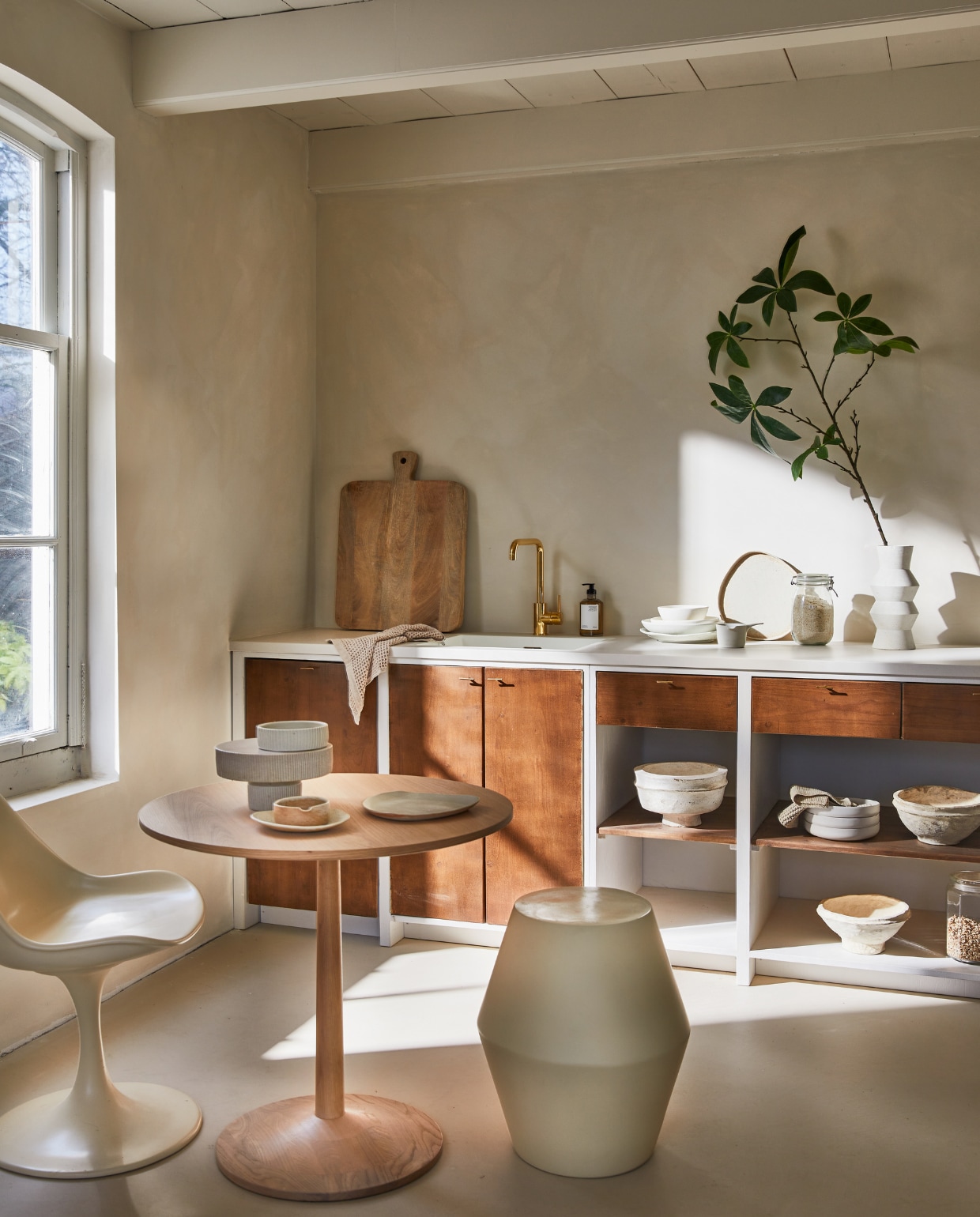 Keuken op maat, prijs op aanvraag (com-anders.nl). Eikenhouten tafel Turned, 75x70,5 cm (Øxh) vanaf € 608,- (bolia.com). Stoel € 539,-, kruk € 395,-, stapel servies links op aanrecht vanaf € 25,95 (householdhardware.nl). Snijplank € 104,95, papier-maché schalen € 45,- (nordal.eu). Minerale muurverf Fresco in Coffee Cream, per 2,5 liter € 129,94 (pure-original.com). Servies op tafel en rechts op aanrecht, prijs op aanvraag (marjokedeheer.com). Vaas € 44,95 (hkliving.nl). Overig privébezit. vtwonen 04-2023 | styling Cleo Scheulderman | fotografie Jeroen van der Spek