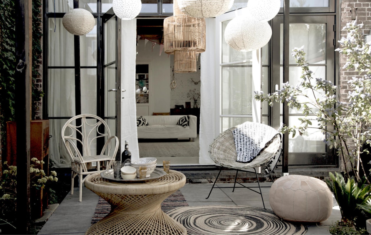 Pergola, Cubic Pergola Systeem (Karwei). Lampion large met zwart-witte stip, Ø 53 cm € 47,50, lampion medium met graniet/zwart/wit, Ø 35 cm € 29,95, lampion medium wit met gouden stip, Ø 46 cm € 29,95, lampion medium met roze-gouden stip, Ø 46 cm € 29,95 (Return to Sender). Rotan lamp, 38x70 cm € 175,-, rotan tafel, 80x47 cm € 305,-, ronde potten, 16x13 cm en 21x17 cm per set van 2 € 37,-, hoge potten set van 2, 20x24 cm, 27x34 cm € 47,- (Tine K Home). Stoel links 95x38x40 cm (hxbxd) € 129,-, houten schaaltjes, Ø 10 cm € 8,60, oranje glazen, hoogte 10 cm € 2,50, keramische kommen in grijs-wit, Ø 20 cm € 15,50, poef, 52x30 cm € 149,- (Household Hardware). Gestreepte glazen € 4,95, rond kleed, Ø 120 cm € 76,95 (HK Living). Dienblad, Ø 58 cm € 49,- (Evenaar). Rotan stoel rechts, 80x78x72 cm (hxbxd) € 219,- (Bloomingville). Rond strandlaken over stoel, Ø 165 cm € 29,99 (H&amp;M). Kleed, 90x175 cm € 49,95 (Storebror). Tegels Solostone Beachwood Antracite van vtwonen, 92x92 cm per m² € 75,- (www.vtwonen.nl). Overig privébezit. vtwonen 08-2016 | styling Anke Helmich | fotografie Sanne Tulp