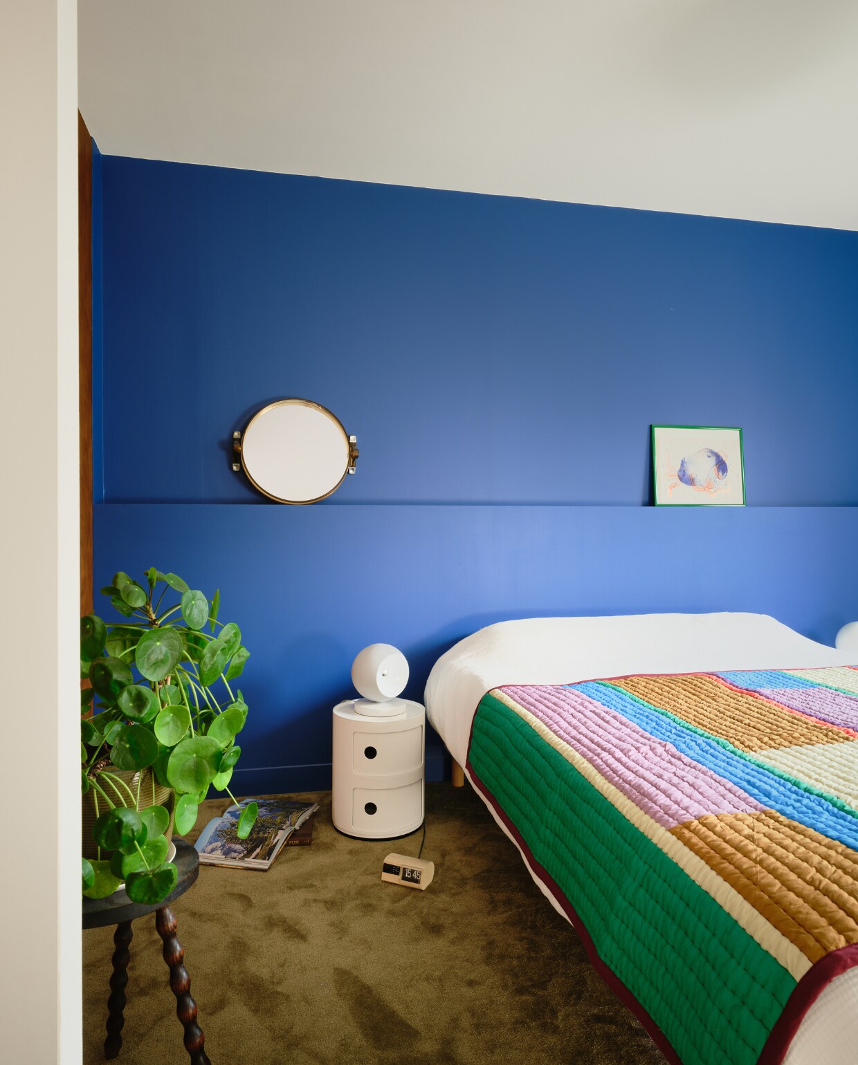 Bed La Redoute, sprei Atelier Kumo, spiegel kringloop. Schilderij Marion WaïWaï. Kruk en nachtkastje antiek. Overig onbekend. vtwonen binnenkijken special 131-2024 | productie Living Inside | fotografie Mr. Frank