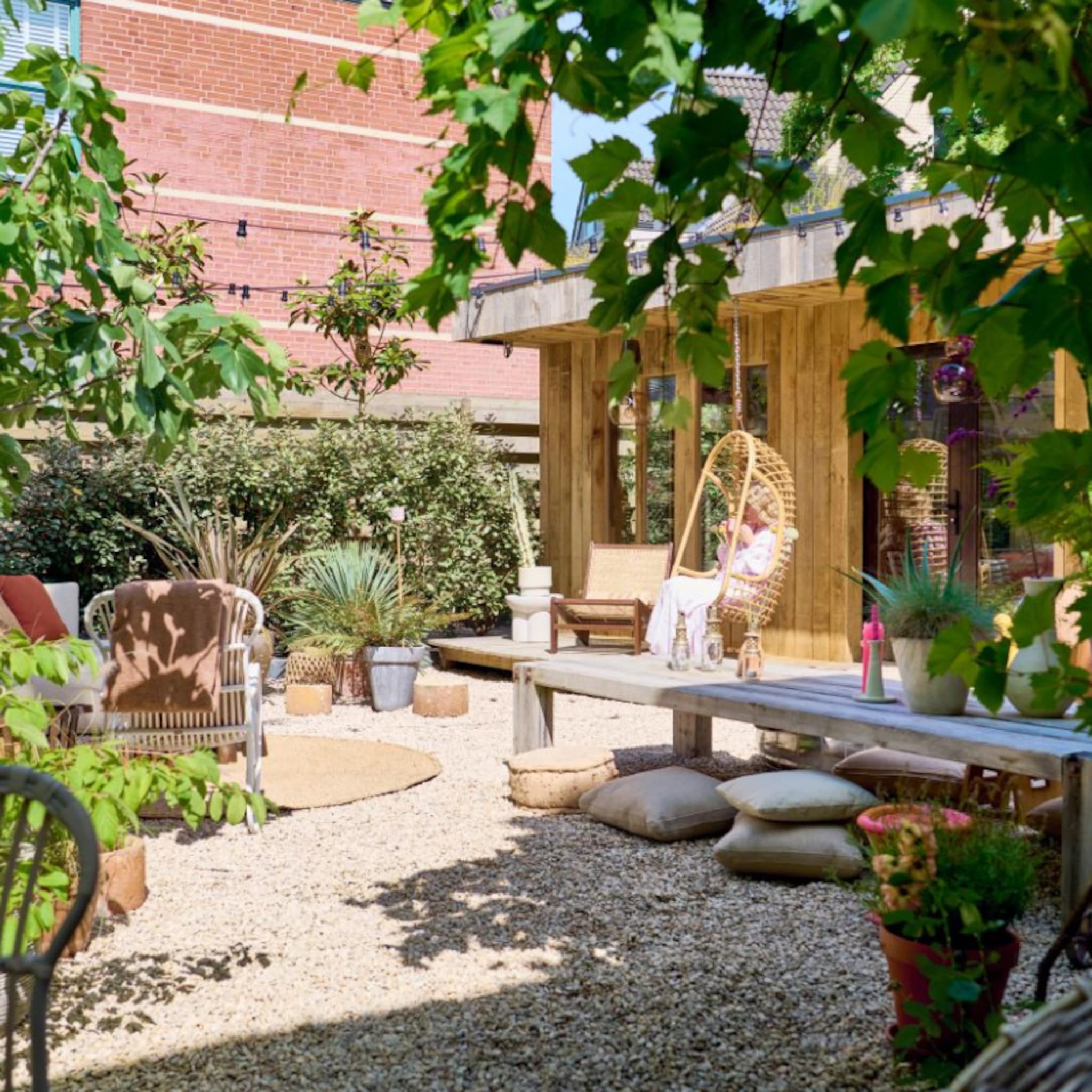 buitenkijken in een mediterraanse tuin