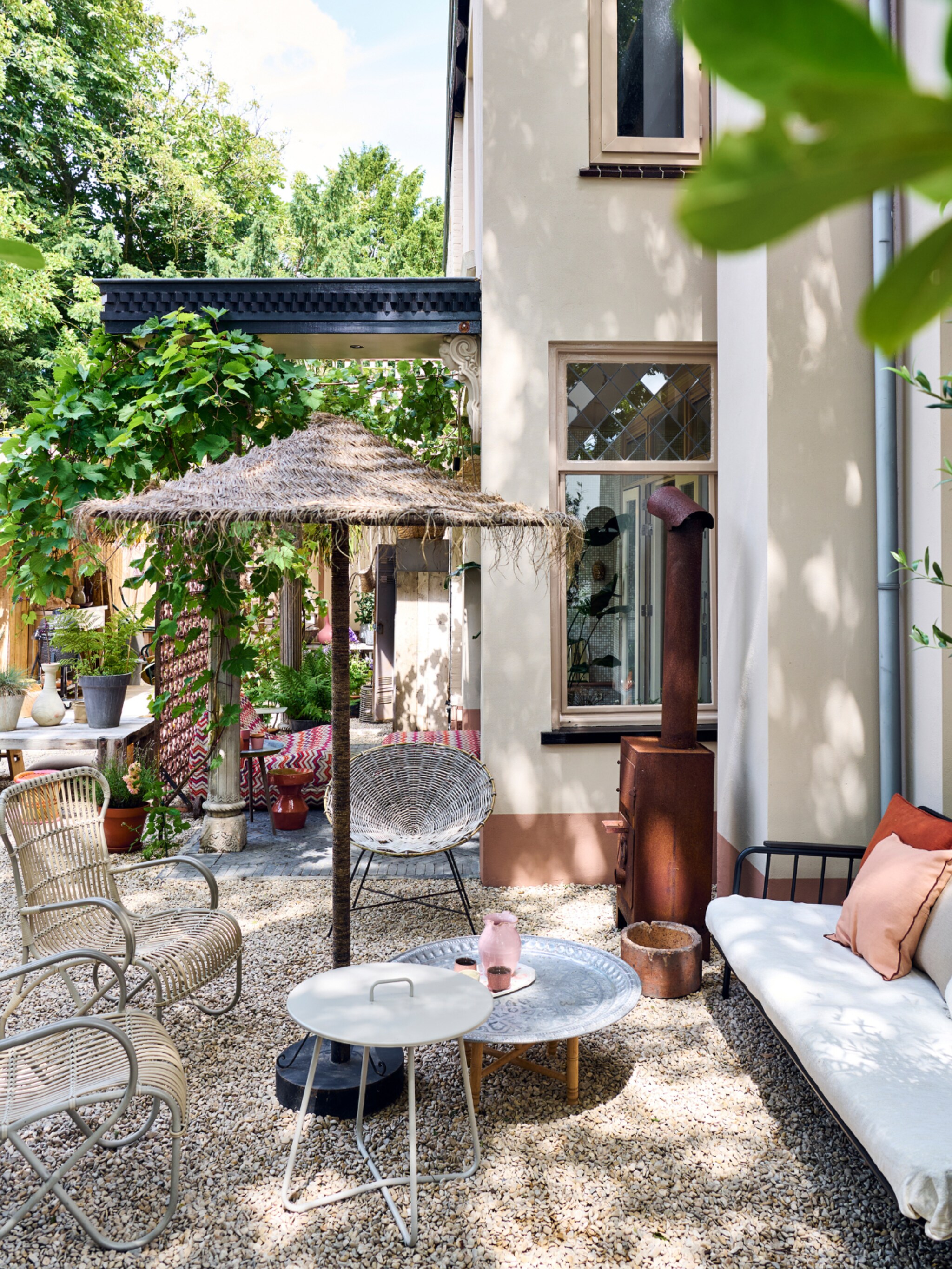 buitenkijken in een tuin van 200 m2 we zijn verliefd op ons mediterrane paradijs
