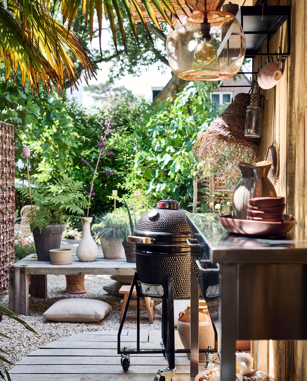 Rvs keukentafel op maat gemaakt door Duikelman, barbecue Grill Guru, hanglamp Fatboy, wandsysteem Karwei, theekopjes antiek, windlicht Household Hardware, schaal met kommen Sissy-Boy Homeland, waterkan Hema. vtwonen tuinspecial 10 | styling Liza wassenaar | fotografie Sjoerd Eickmans