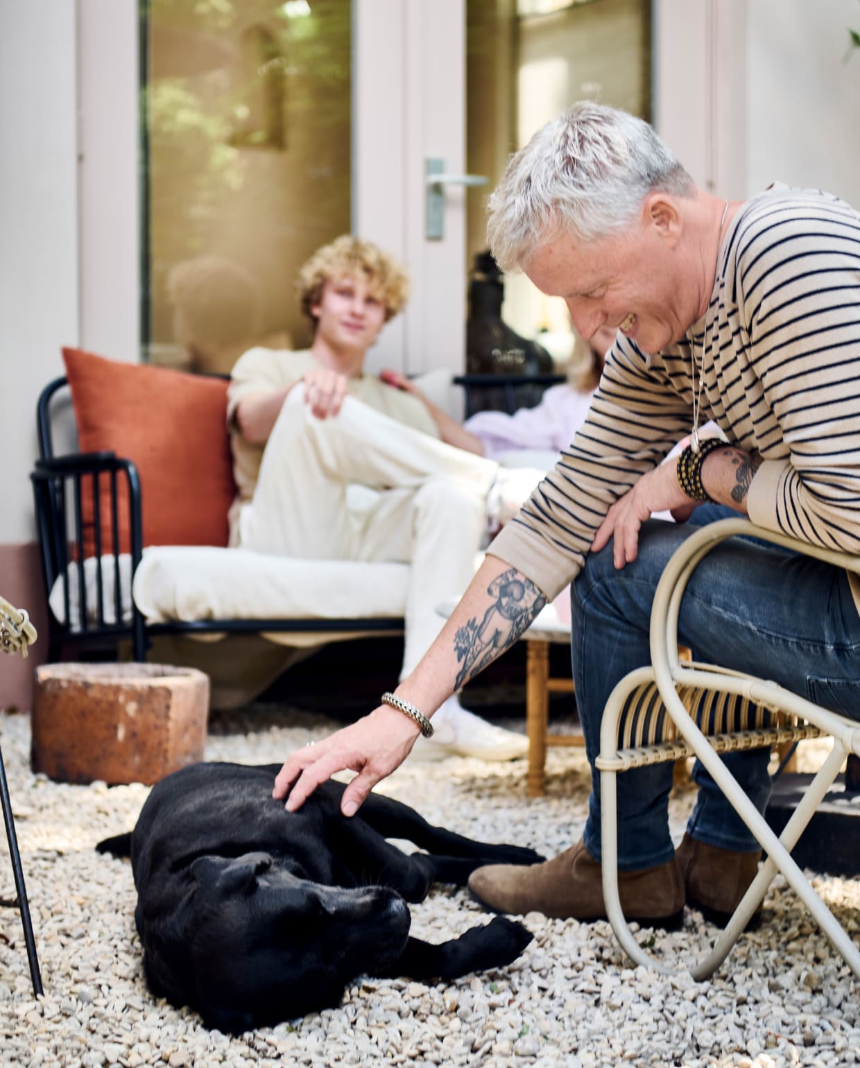 Tuinbank Kwantum, stoel Sissy-Boy, kussens H&amp;M Home, betonnen pot Intratuin. vtwonen tuinspecial 10 | styling Liza wassenaar | fotografie Sjoerd Eickmans