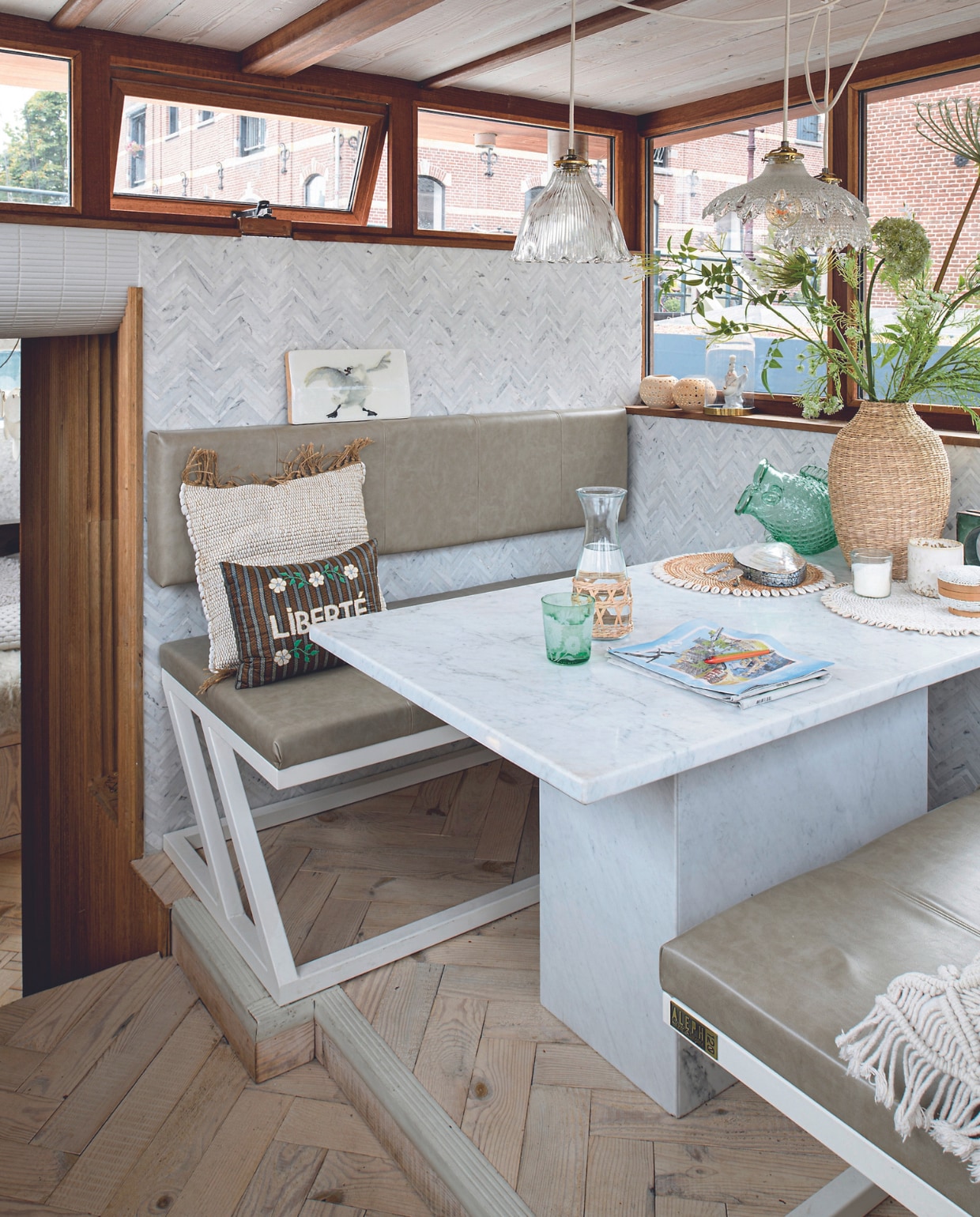 Tegels The Mosaic Company, tafel Ton Scholten, banken op maat gemaakt. Kussens en onderzetters Mandala Stencils. Hanglampen 360Volt, vaas l’Etoile, bloemen Silk-ka, glazen vaas Polspotten, vloer Ton Groot Houten Vloeren, kunstwerk zwaan Stigerwoods. Overig onbekend. vtwonen 05-2024 | productie Inside Homepage | styling Inge van Lieshout | fotografie Louis Lemaire