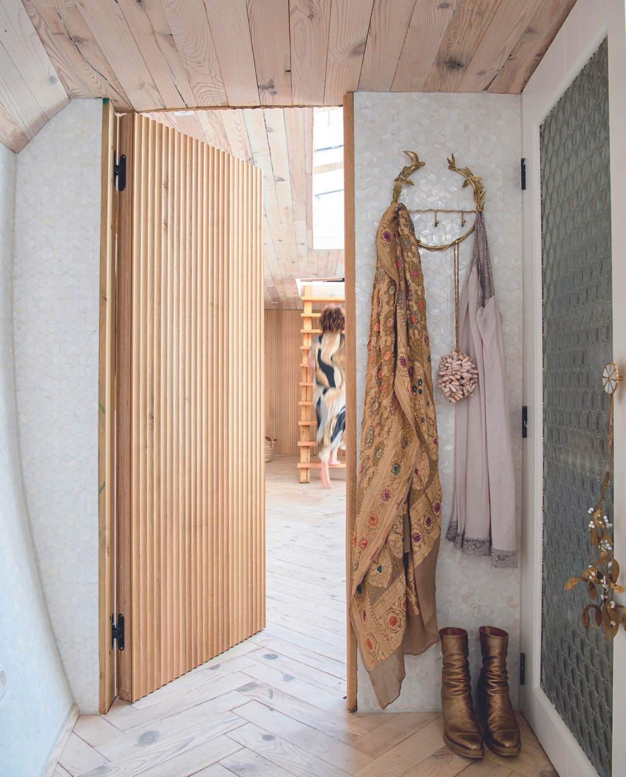 Eikenhouten wand Zwart Houtbewerking, vloer Ton Groot Houten Vloeren, trap Johan Witteman. Spiegel en plafondlamp Mandala Stencils. Tegels, wastafel en kraan Ton Scholten. Overig onbekend. vtwonen 05-2024 | productie Inside Homepage | styling Inge van Lieshout | fotografie Louis Lemaire