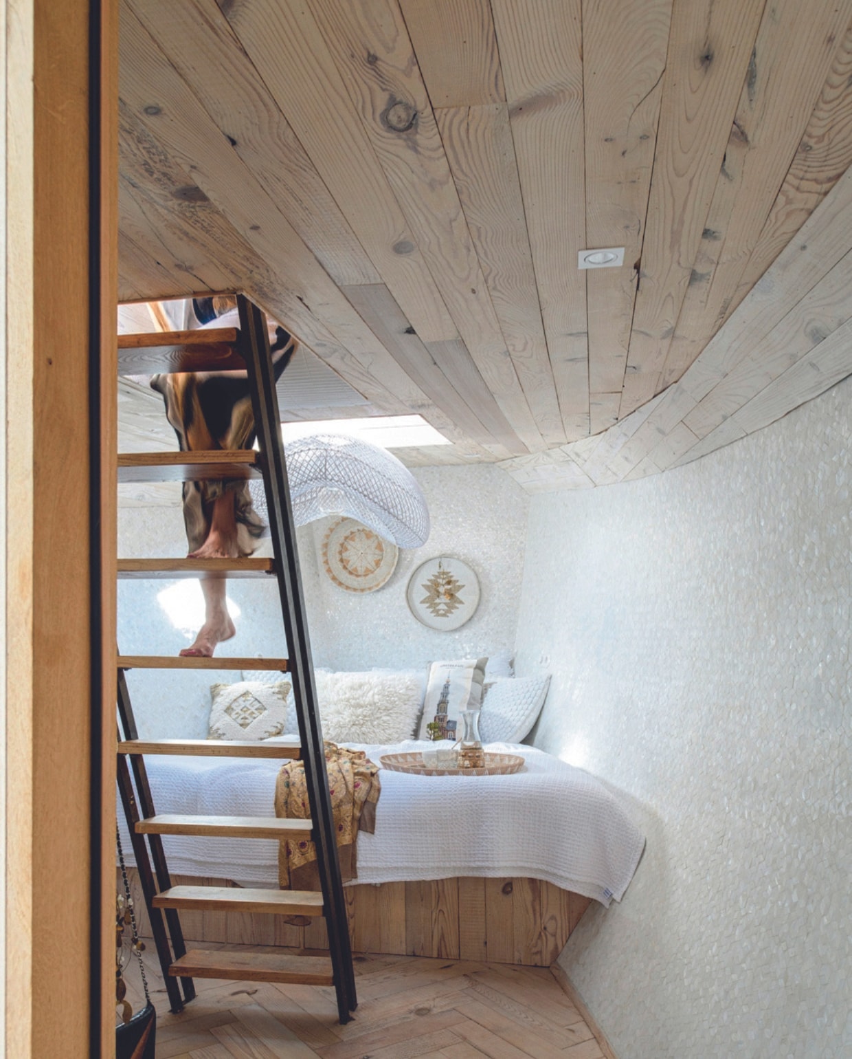 Bed op maat gemaakt. Lamp en muurmanden Mandala Stencils. Kussens Umé Studio, trap Johan Witteman. Overig onbekend. vtwonen 05-2024 | productie Inside Homepage | styling Inge van Lieshout | fotografie Louis Lemaire