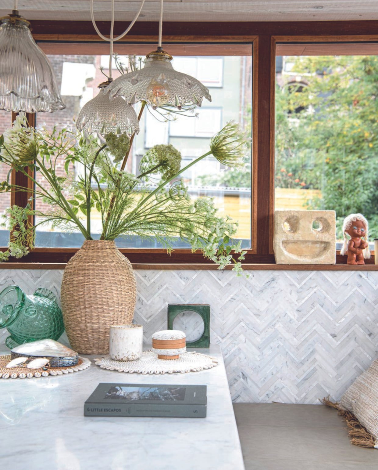 Tegels The Mosaic Company, tafel Ton Scholten, hang- lampen 360Volt, vaas l’Etoile, bloemen Silk-ka, smiley @bymilangroen, glazen vaas Polspotten. Overig onbekend. vtwonen 05-2024 | productie Inside Homepage | styling Inge van Lieshout | fotografie Louis Lemaire