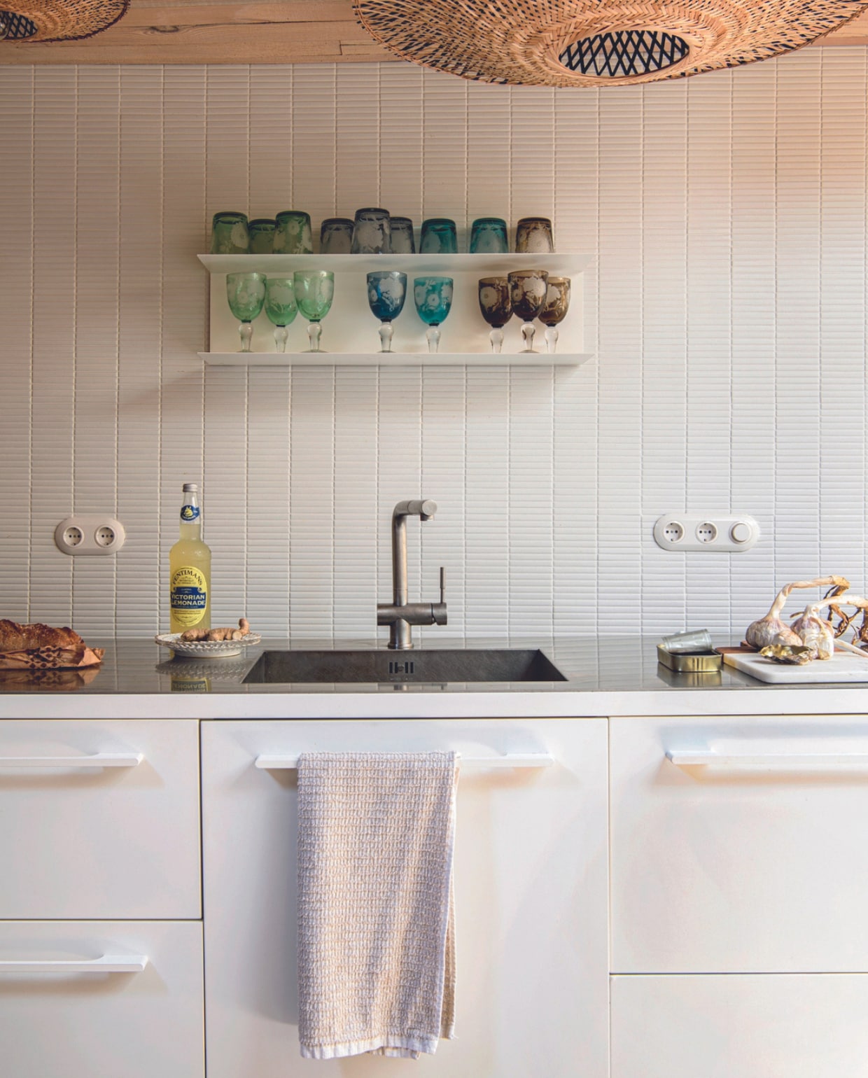 Glazen Polspotten. Keuken en kraan Fantin. Theedoek Zara, tegels The Mosaic Company, glazen Polspotten, plafondlampen Good&amp;Mojo. Overig onbekend. vtwonen 05-2024 | productie Inside Homepage | styling Inge van Lieshout | fotografie Louis Lemaire