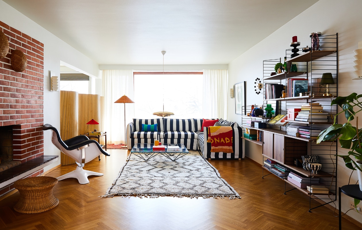 Karuselli-stoel en poef van Kukkapuro, hoekbank Filippa van Hakola, textielkunstwerk Laura Annala, Alanda Coffee Table Square van B&amp;B Italian, boekenplank String System, schilderij L.G. Nordström, vloerkleed Artek, vintage vloerlamp Gubi. vtwonen binnenkijken special 131-2024 | productie Living Inside | styling en tekst Jonna Kivilahti | fotografie Krista Keltanen
