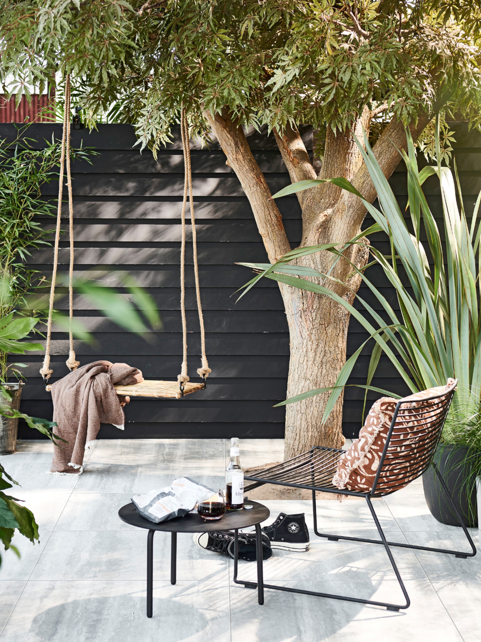 hetzelfde hout nieuwe look zo beits je de schutting in 5 stappen