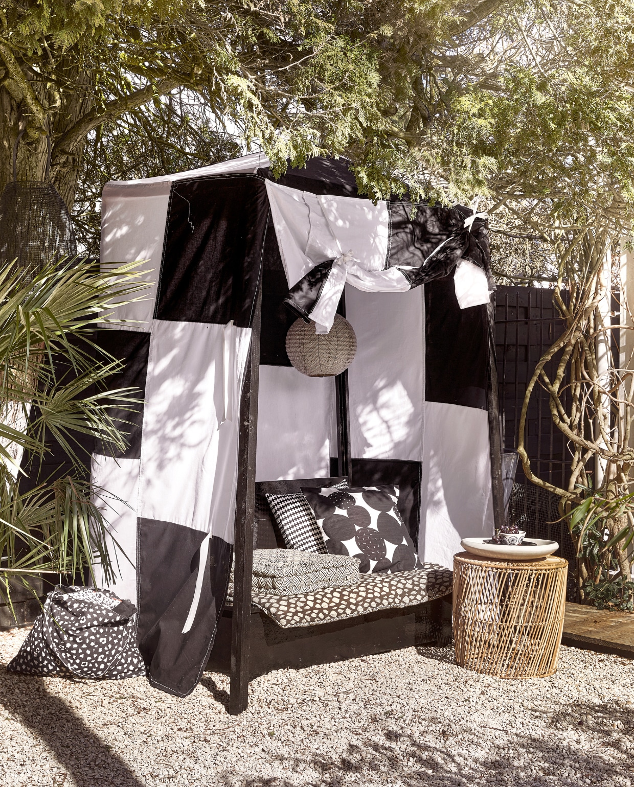 Bank met tent en matraskussen op maat gemaakt, prijs op aanvraag (com-anders.nl). Matras € 89,95, klein matraskussen Evissa € 34,95, hanglamp € 37,50 (mrsbloom.nl). Kussenhoes met cirkels Sandsenap, gemaakt door vrouwen in Jordanië, 50x50 cm € 17,99, kussen met blokdessin Stockholm € 19,99, schaal met bloemendessin € 1,99 (ikea.nl). Rotan bijzettafel 45x44 cm (Øxh) € 349,- (hkliving.com). Tadelakt schaal € 44,95 (householdhardware.nl). Tas € 5,- (kwantum.nl). vtwonen 06-2023 | styling Kim Timmerman | fotografie Peggy Janssen