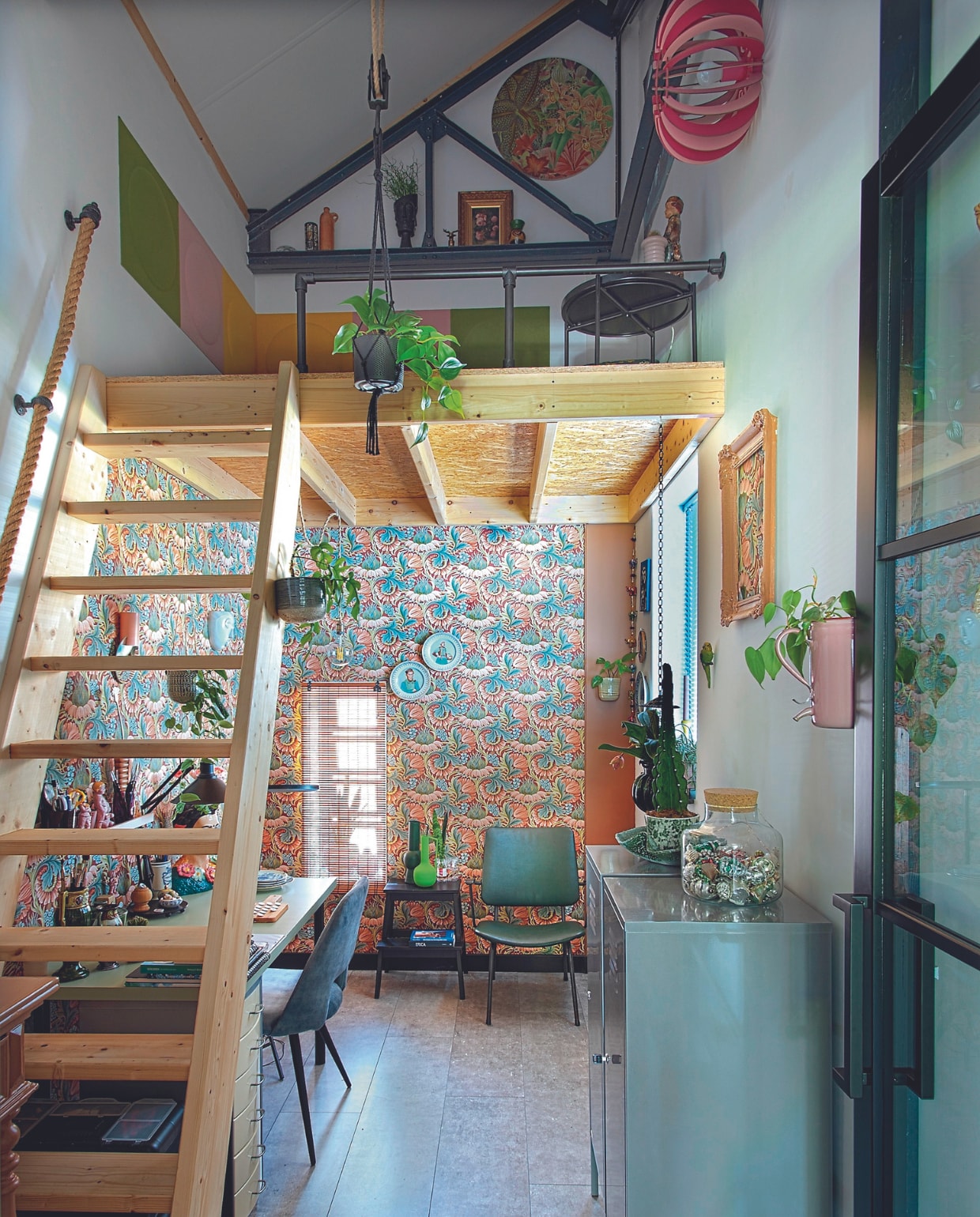 Behang Diede van Kwantum, groene stoel Marktplaats, blauwe stoel Livin24, kruk Ikea, groene vaas Polspotten, wandpanelen Wallfelt, wandlamp Praxis. Overig kringloop of onbekend. vtwonen 05-2024 | fotografie Ton Bouwer