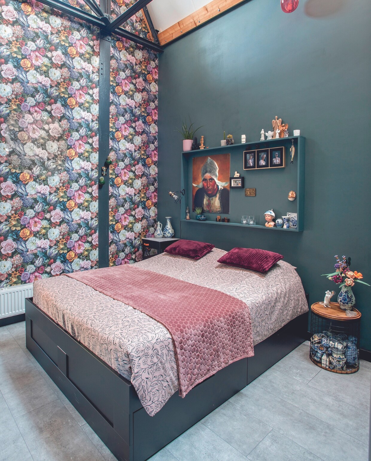 Bed Brimnes van Ikea, dekbedovertrek Leen Bakker, sprei Jysk, draadmand De Bosrand, behang Gamma, bloemen Botanical Collection van Lego, poppenkop zelfgemaakt, muurverf Inchyra Blue van Farrow &amp; Ball. Overig kringloop. vtwonen 05-2024 | fotografie Ton Bouwer